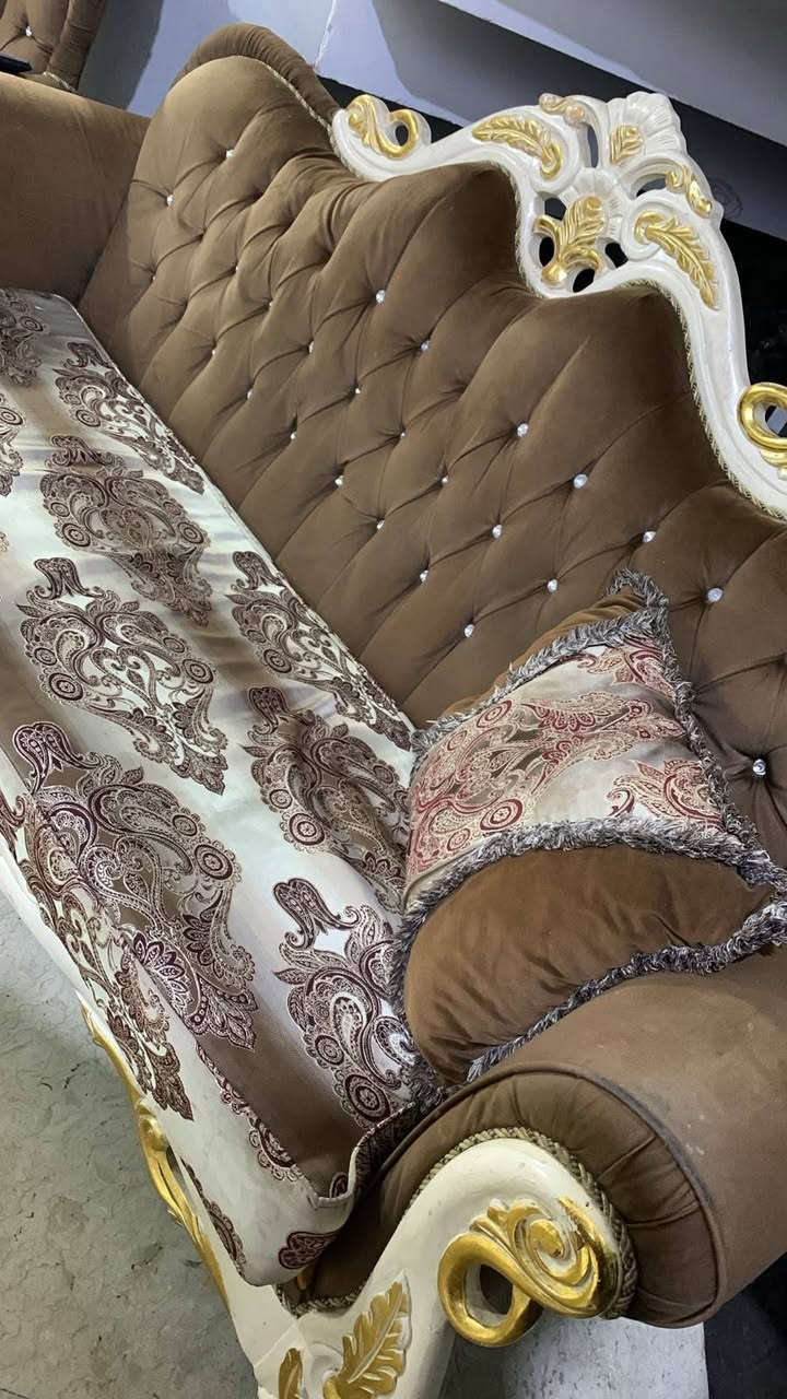 ⚜️ طقم قنفات تركي ملكي فاخر (10 مقاعد) ويا طبلة وسطية للبيع ⚜️
🇹🇷 صناعة تركية أصلية، خشب متين وحفر ونقوش ذهبية راقية. ✨

🪵 تجي وياها الطبلة الوسطية مالتها كاملة ومتناسقة ويا الطقم. 👌

🛋️ نظيف حيل وبحالة ممتازة مثل ما مبين بالصور. 📸

📍 مكاني بغداد حي جهاد🗺️ *********** رقم
