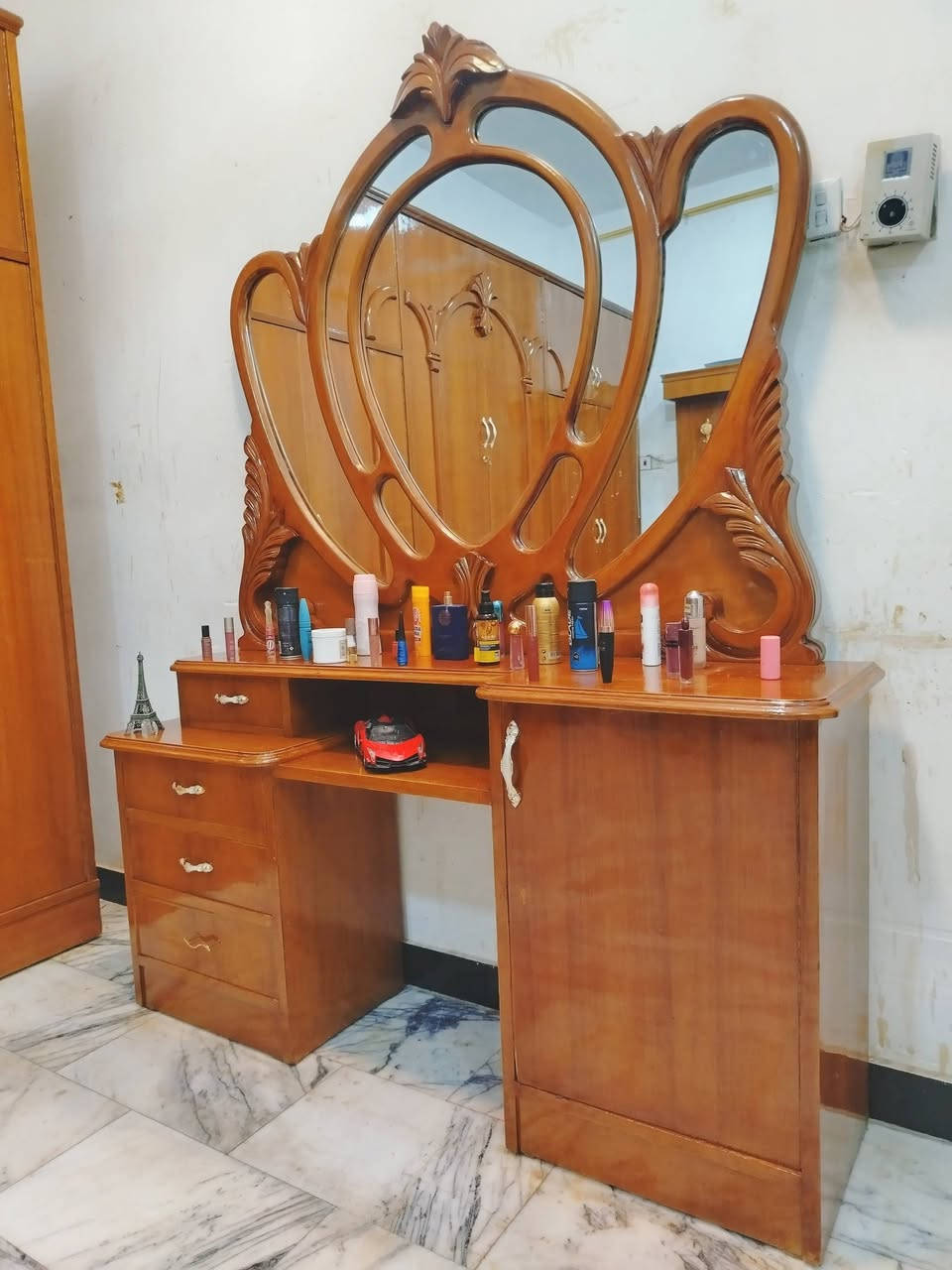 غرفة نوم تسكام صاج داخل وخارج شغل ضهر جرجوبه خمسه ملم استعمال قليل مابيها اي ضرر تكمه مكفوله من الشخط تكمه الواقع احله من الصور العنوان حلة حي الجزائر ***********.    ***********
