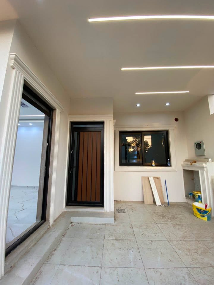 🏡 دار ركن للبيع – حي عدن

📐 المساحة: 150 م²
📏 الواجهة: 10 متر
🏠 طابقين
📜 طابو صرف
🛣️ على شارع 20 متر
📍 حي عدن – خلف مدينة ألعاب سمايلاند
⭐ موقع ركن مميز

✨ مواصفات مميزة:
🏢 واجهة فلين أنيقة
❄️ نظام تبريد مركزي
🏛️ سقف مغربي بتصميم راقٍ

الطابق الأول:
🚗 كراج
🛋️ استقبال
🍳 مطبخ حار وبارد
🛏️ غرفة نوم
🚿 صحيات داخلية وخارجية

الطابق الثاني:
🛏️ 3 غرف نوم
🚿 صحيات

📞 للاستفسار ومعرفة السعر: ***********

🤝 المكتب وسيط بين الطرفين لضمان حقوق البائع والمشتري.
