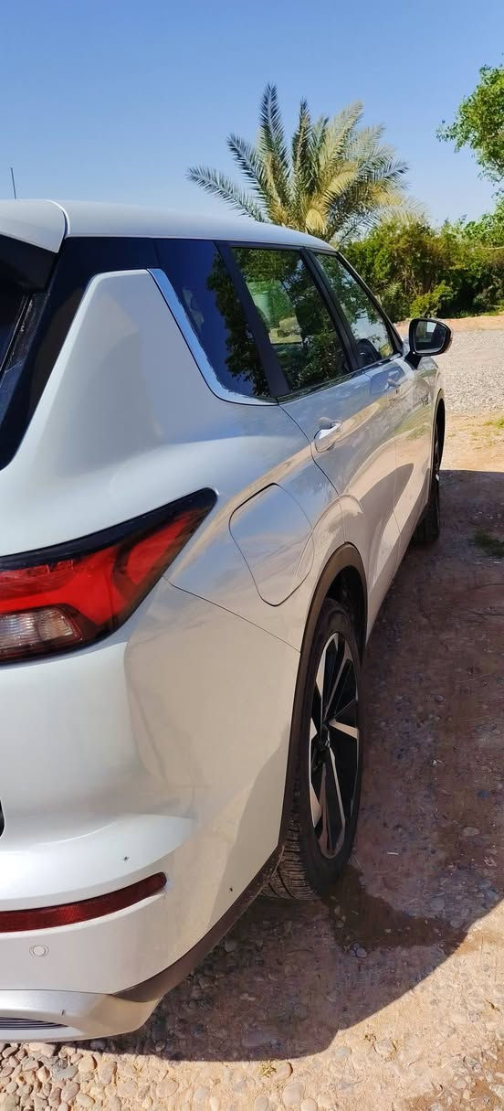 للبيع 
مسيوبيشي اوتلاندر PHEV هايبرد بلك ان SE

موديل 2023 بأسمي وبيها بطاقة بنزين 

وارد أمريكي  

كامل مواصفات :

محرك 2400 هايبرد+بانزين

تشتغل بنزين عادي بدون دوانز   

شحن منزلي +شاحنة 16 أمبير

الشحنة تكفي ٦٥ كم حقيقي

بانوراما 

تدفه كراسي 

شاشه كبيره 

كامرات 360 درجة 

حساس امامي خلفي 

رادارات جانبيه 

نقطه عمياء 

رادار امامي وخلفي 

7 راكب 

7انظمت قياده 

كشنات كهربائي 

مرآة شفط كهرباء

تدفئة بالستيرن

تبريد قطعتين امامي +خلفي ❄️ 

ويل كروم ٢٠

طخم تاير جديد

بصمة بالأبواب

وبعد بيها مواصفات  

ماشية 65 كم

السعر تواصل خاص او واتساب ***********
