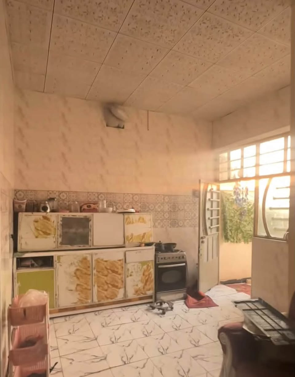 بيت في حي البساتين شارع ابو رحاب مدخل فرع انشائيه الباهر 
البيت فارغ 
معروض للبيع 
(و أيضآ للأيجار الى حين البيع)
المساحه 75 متر 
البيت ركن 
بناء نظيف 
خدمات كامله ماء و كهرباء و مجاري وقريب جدآ  عن التبليط
الملحقات…
غرفه نوم
استقبال 
صاله مفتوحه على المطبخ
خدمات مشتركه 
طارمه 
سعر البيع 40 و بي مجال
سعر الايجار 350 وبي مجال 
للتواصل وللاستفسار اتصل واتساب 
***********
