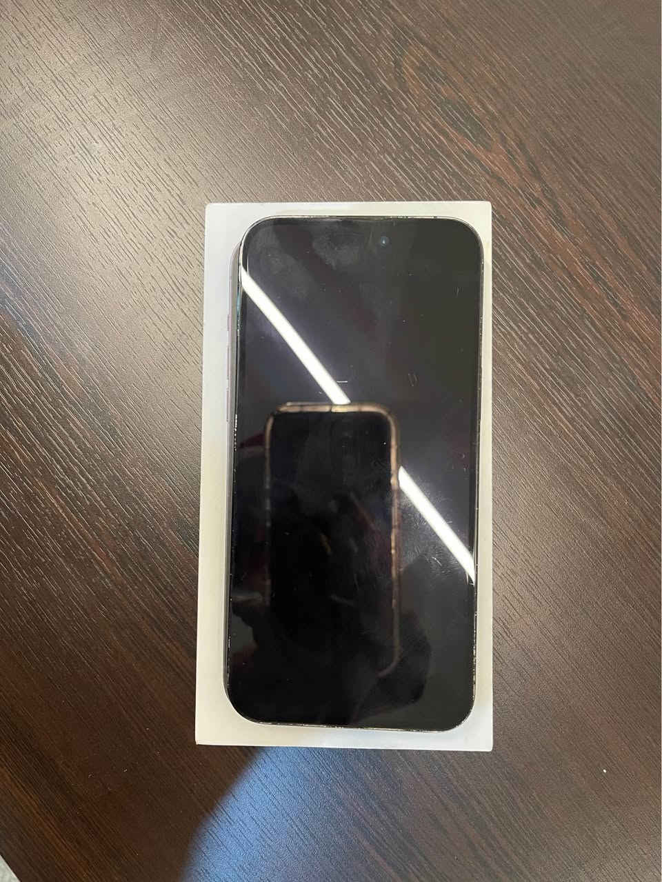 iphone 14 pro max 128 GB 
-  ئیتار و شاشەکەی وردە شوختی هەیە وەک لە ڕەسمەکانا دیارە
- نەکراوەتەوە بە هیچ شێوەیەک بە زەمانی هەموو شتێکی بێ عەیب بێت
- پاتری ٧٧
- پاکەتی خۆی لەگەڵ ماوە
- *********** السليمانية, العراق
