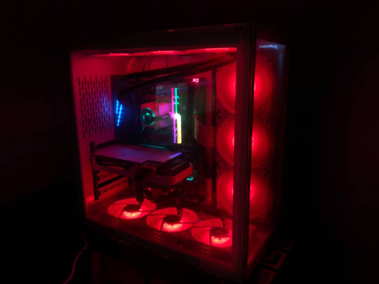 سلام وعليكم ك ما واضح ب صورة هي ال pc  
Clá.olgo
RTX 3060ti OC ASUS
178700k
Asus rog maximus hero Z370 ATX
Deepcol 360mm
RAM 16GB 3600MHz
Thermaltake 750w 80 plus gold
M.2 512 samsung
HHD 1T
HHD 512
سعر 950 وبيها مجال  تواصل واتساب
***********
