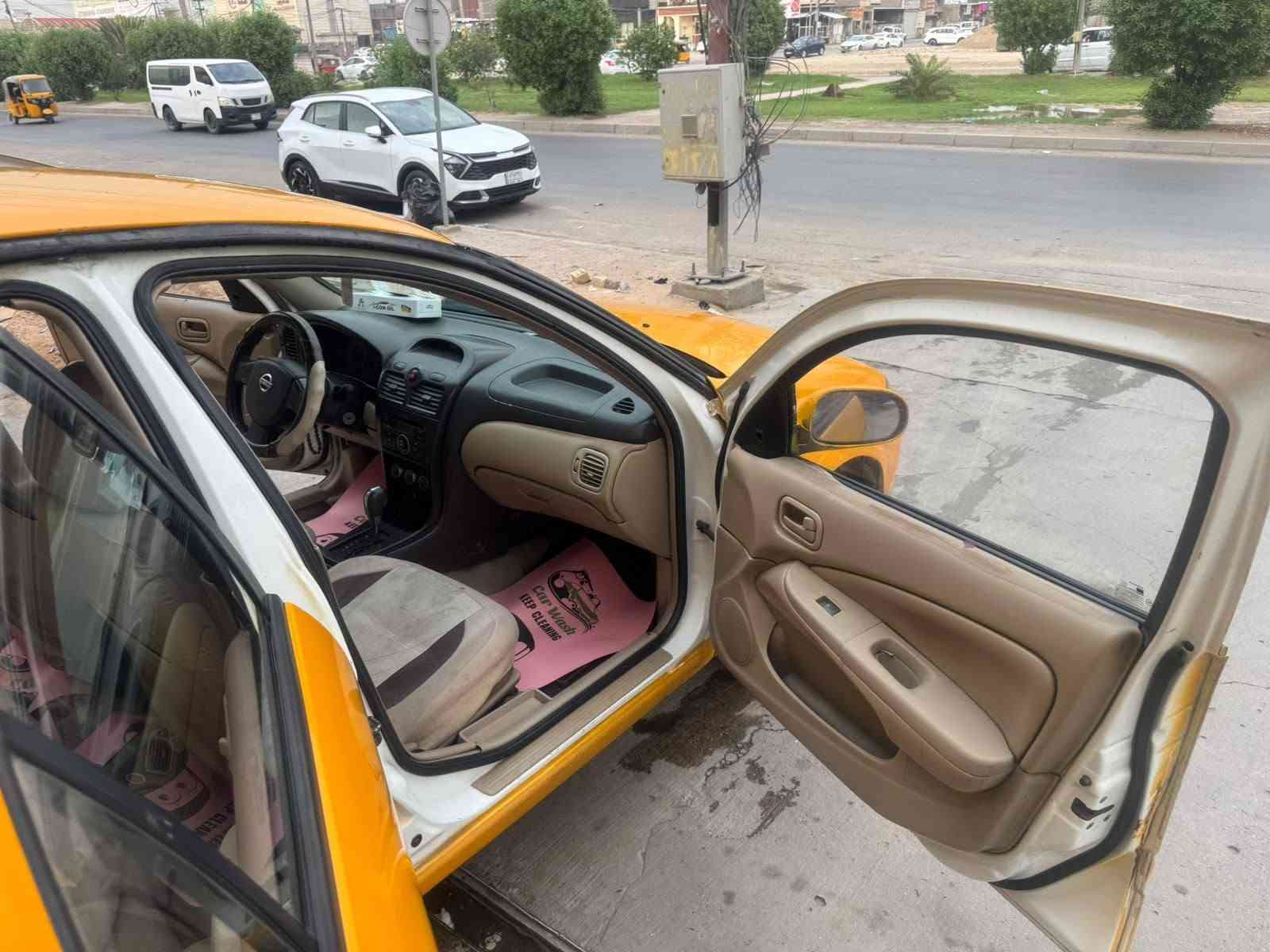 سني • تاكسي • ابيض