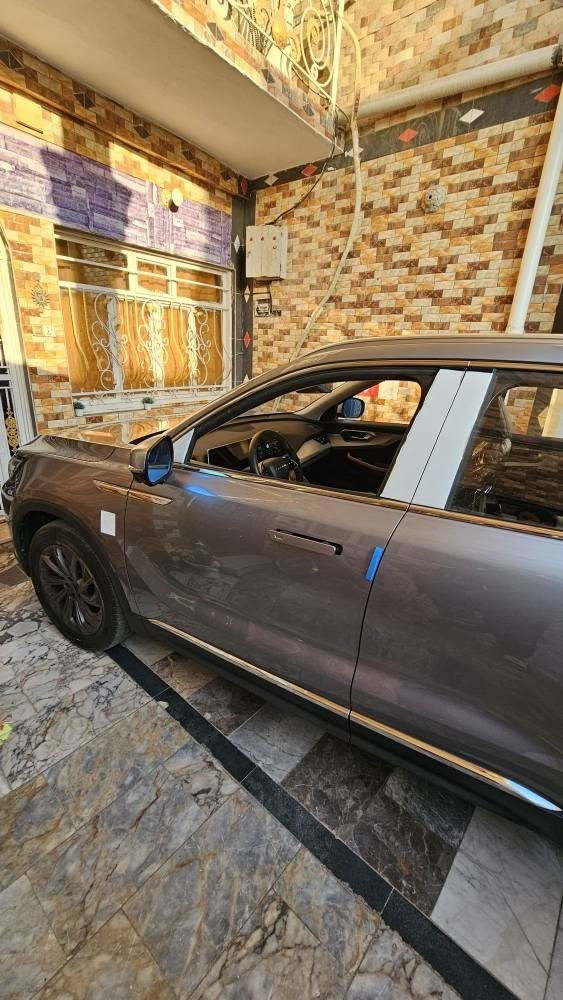 مكلف بالنشر
اتصال ***********
السلام عليكم سيارة حرة زيرو للبيع بايك x7 فول مواصفات موديل 2025 

🔹 المحرك:
• 4 سلندر 1.5L تيربو
• القوة: حتى 185 حصان
• العزم: حتى 305 نيوتن.م
• ناقل حركة أوتوماتيك
• دفع أمامي

🔹 التجهيزات والراحة:
• شاشة وسطية كبيرة + شاشة عدادات رقمية
• مقاعد جلد فاخرة
• تشغيل بصمة
• تبريد أوتوماتيك لمس
كشنات تدفئة تبريد
• فتحة سقف بانورامية 
• إضاءة LED كاملة

🔹 الأمان:
• ABS + ESP
• مانع انزلاق
• مساعد صعود المرتفعات
• Auto Hold + فرامل يد إلكترونية
• وسائد هوائية
• حساسات و 9 كاميرات  محيطية عمارة, ميسان

