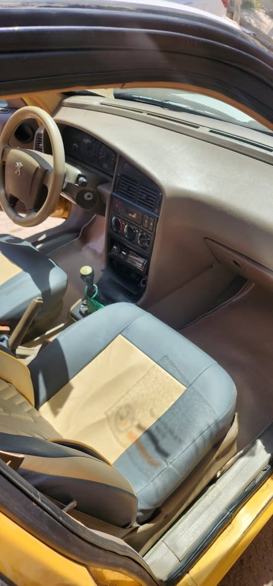 سلام عليكم بيجو 405مكفوله بيه شوي رباع ملكطه مديل 2016تبريد كير مكينه حداديه  مكفولات سعر 38وبيه مجال حك جيه الاتصال ***********
