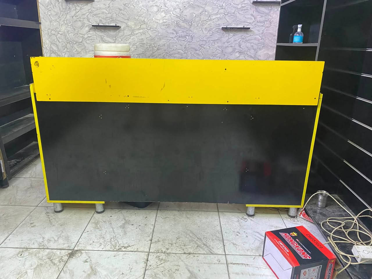 للبيع فاترينات رفوف و تعاليك و ميز صيانة او كاشير
كل قطعة و سعرها. البيع مستعجل 
المكان الشعب. للستفسار ***********
