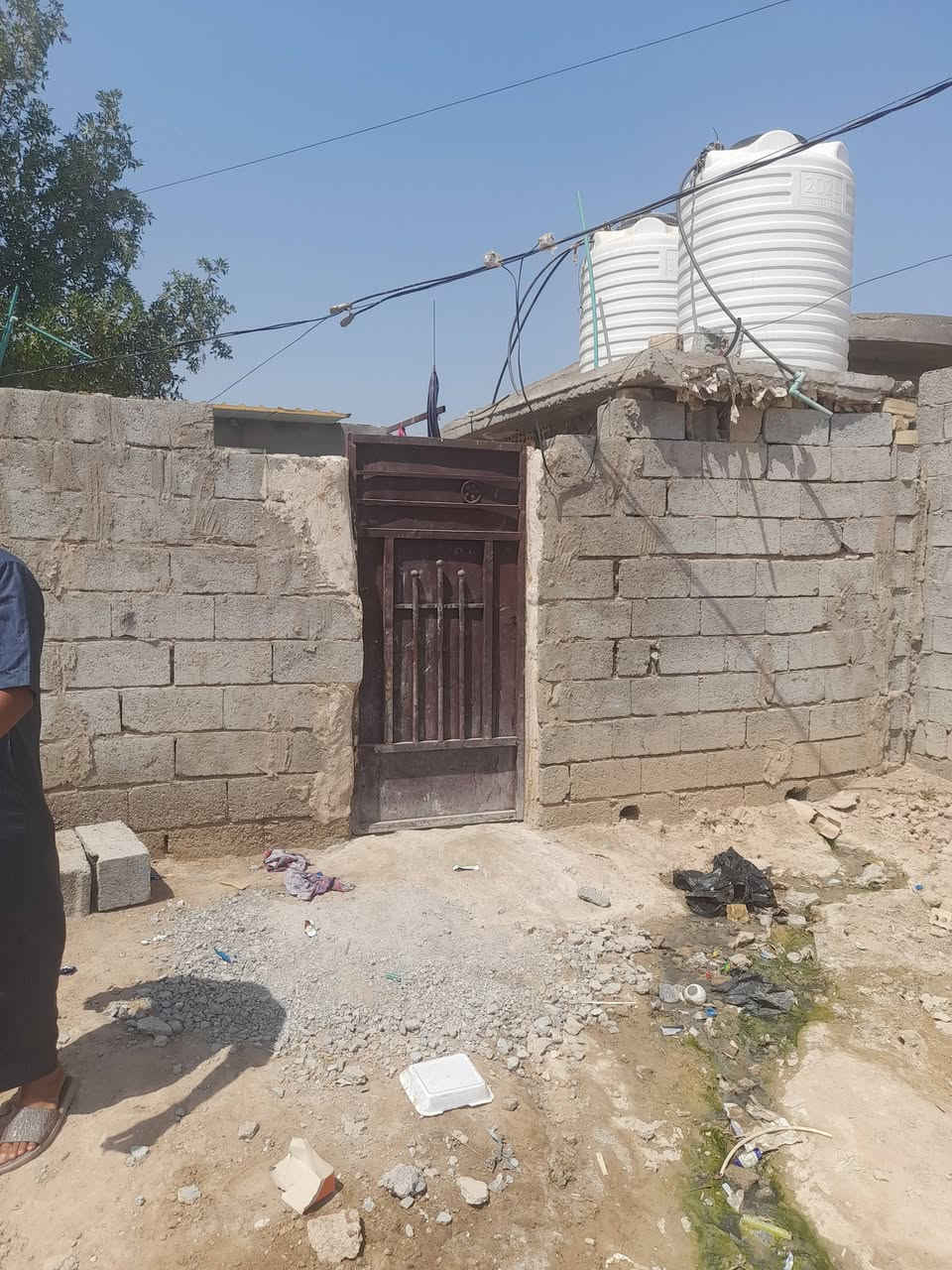 السلام عليكم بيوت عدد ٢ للبيع واحد مساحته ٢٠٠ متر ول ثاني ١٠٠ متر سقف سندويج البيوت سعرهن مناسب ال جبير ١٧ مليون ول ثاني ١٠مليون مكان النهروان حي المصطفى قرب مدرسة الصبور *********** ***********
