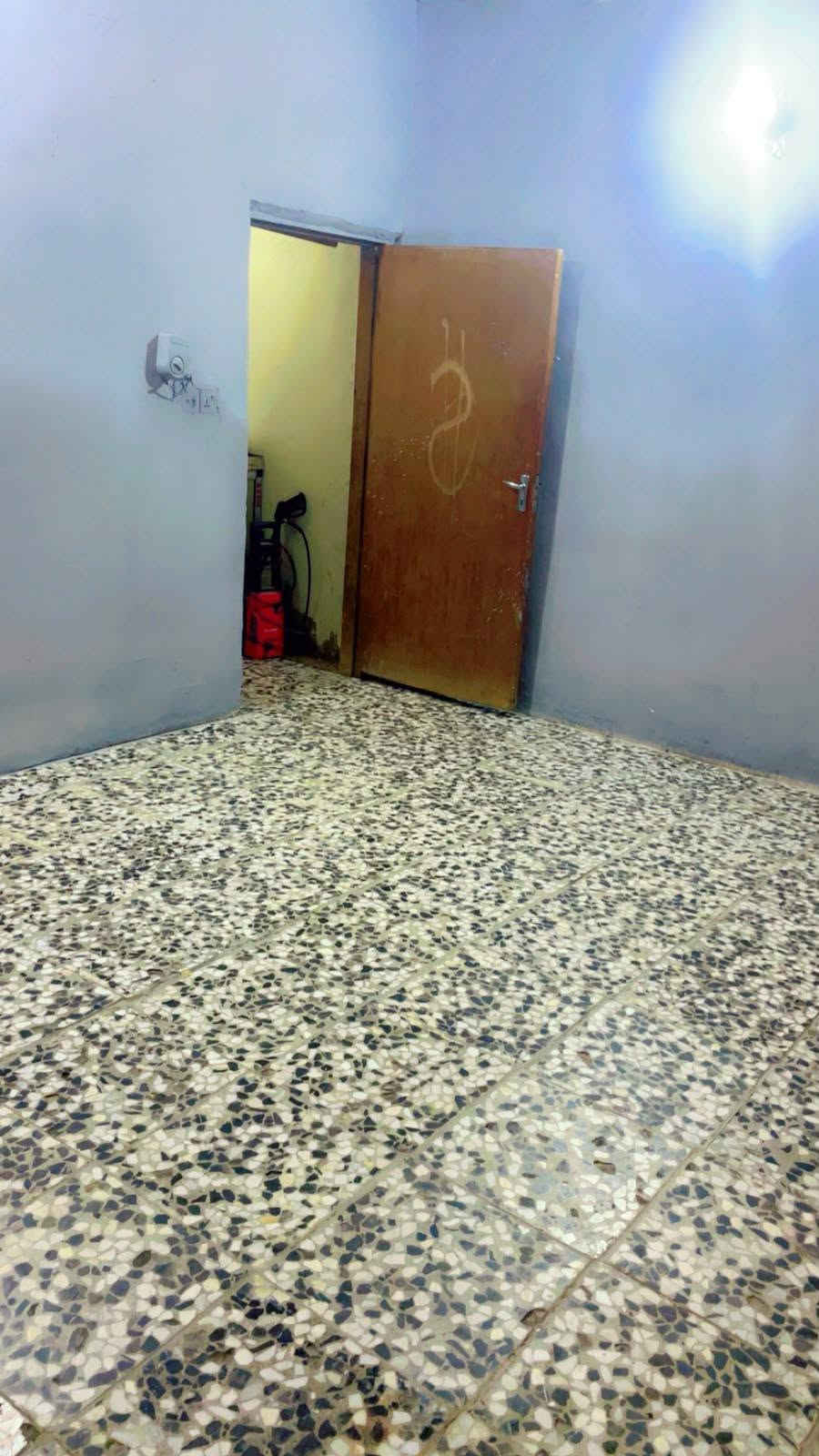 السلام عليكم بيت تجاوز  للبيع في الشعب حي البساتين حي الصدرين مقابيل محكمة الشعب خلف جامع المرتضى 
قرب اسواق الصدرين 
المساحة 75 متر 
يتكون من هول وغرفة وصالة بيها مطبخ وحمام وطرمة وتواليت خارجي 
السقف ساندويش 
الارضية كاشي 
كامل مي ابي جديد  
مجاري مربوطة علرئيسي 
تانكي وسخان وتاسيس كامل 
سحب مولد وانترنيت وخط كهرباء سبلت 
كامل الخدمات متوفرة  والشارع مقرنص قريب علبيوت الملك 
الجاد بلشراء يتفضل خاص 
السعر ٣٥ وبي مجال

