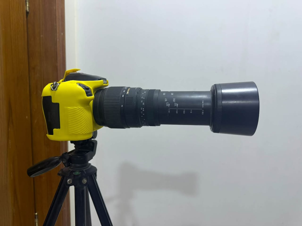 كأمره نيكون D7100وياه عدسات ثنين عدسه105-18و العدسه ثانيه300-70وياه ملحقات بطاريات ثنين +شاحنه +تحويله صور +رام16كيكه و ستان رجل وحده يعني  كامله من كلشي الي يريده يتصل ع هاذه رقم ***********مكاني بغداد الكماليه خدمة توصيل موجوده لكل محافضات العراق
