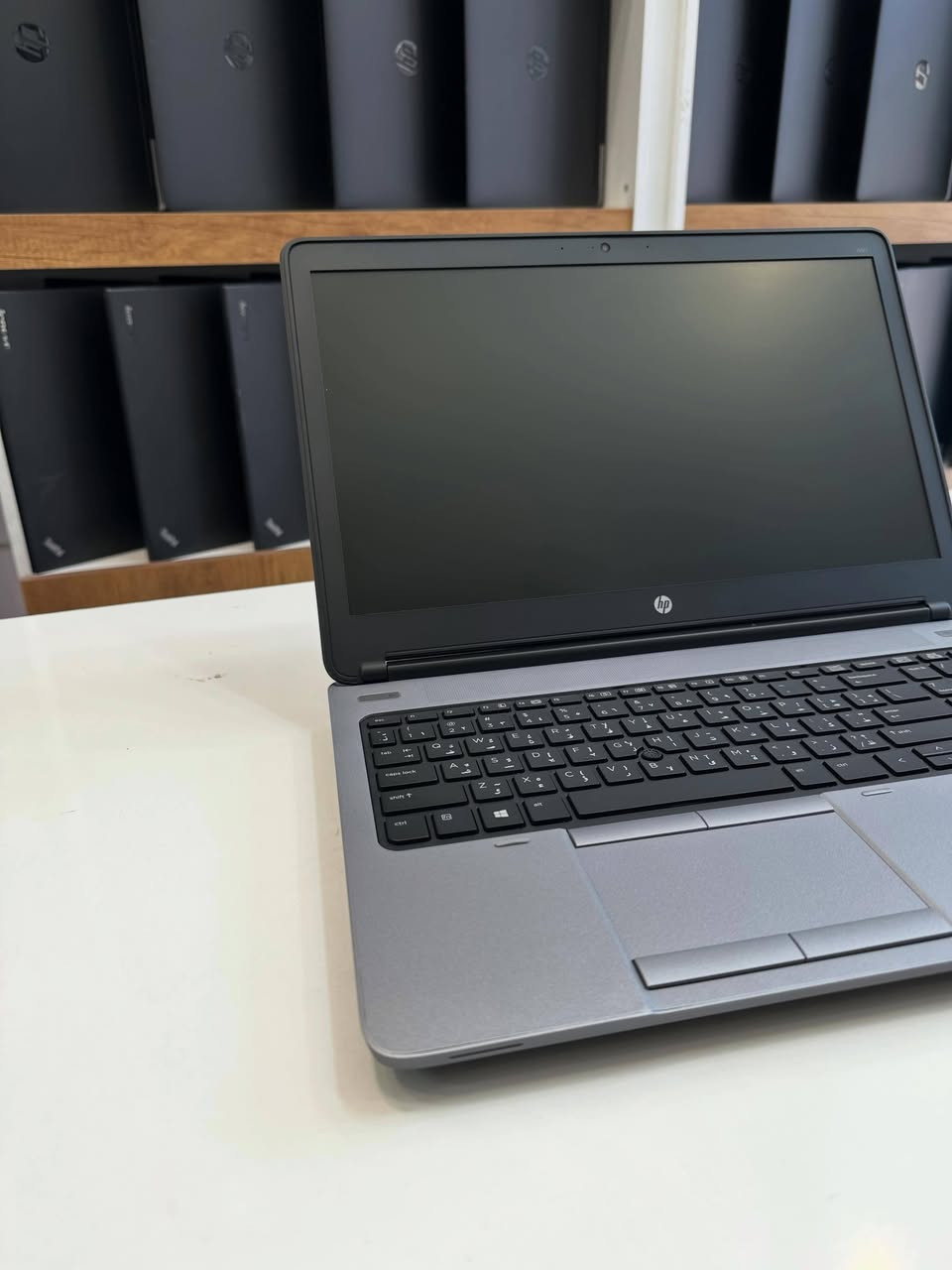 💻 لابتوب HP ProBook 650 G1 💻
**السعر**: 215 دينار عراقي فقط 💰

جهاز عملي وقوي للدراسة، البرامج الهندسية، المحاسبة، والشغل اليومي

**المواصفات التقنية:**
**الموديل**: HP ProBook 650 G1
**المعالج**: Intel Core i7- جيل رابع 
**الرام**: 8GB DDR3- قابل للترقية لحد 16GB
**التخزين**: 256GB SSD - سرعة إقلاع وفتح البرامج خلال ثواني
**الشاشة**: 15.6 بوصة HD 1366x768 LED مضادة للتوهج Anti-Glare
**كرت الشاشة**: Intel HD Graphics 4600 مدمج - يشغل الألعاب الخفيفة والتصميم
**البطارية**: 6 خلايا - تدوم تقريبا  3ساعات حسب الاستخدام ضمان ساعه فما فوق 
**الوزن**: 2.3 كيلو - متين ومصمم للعمل الشاق

**المنافذ والاتصال الكاملة:**
**منافذ USB**: 2x USB 3.0 + 2x USB 2.0
**منافذ العرض**: HDMI + VGA للبروجيكتر والشاشات الخارجية
**الشبكة**: منفذ LAN RJ-45 + واي فاي
**الصوت**: منفذ سماعة/مايك Combo
**أخرى**: قارئ كروت SD Card + منفذ شحن + منفذ Docking Station 
+ محرك DVD RW

**التوصيل**:  مجاني لجميع المحافظات - باب البيت 🚚
**الملحقات**: شاحن أصلي + حقيبة لابتوب + ماوس هدية 
واتساب فقط 7844515426
اتصال فقط‏‪***********‬‏
تلي كرام hw2lc

