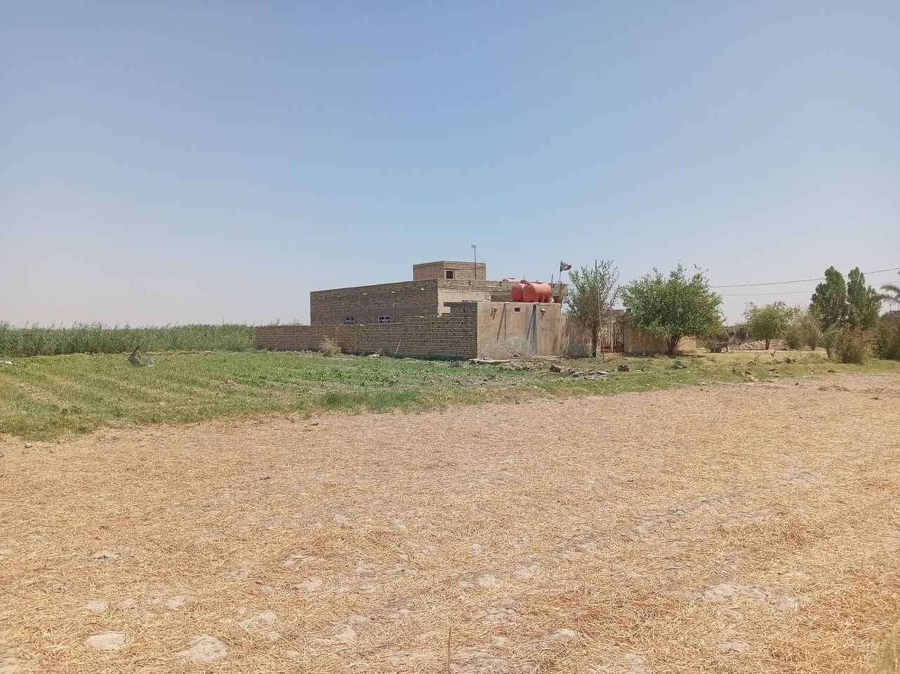 السلام عليكم بيت للبيع يحتوي على غرفتين نوم مع صاله مع مطبخ مع ديوانيه مع صحيات خارجيه مع كاع 20 دونم على طريق بعير قريةحمادي مايه من بعير غطاس يسكيه تصال على هاذه رقم ***********
