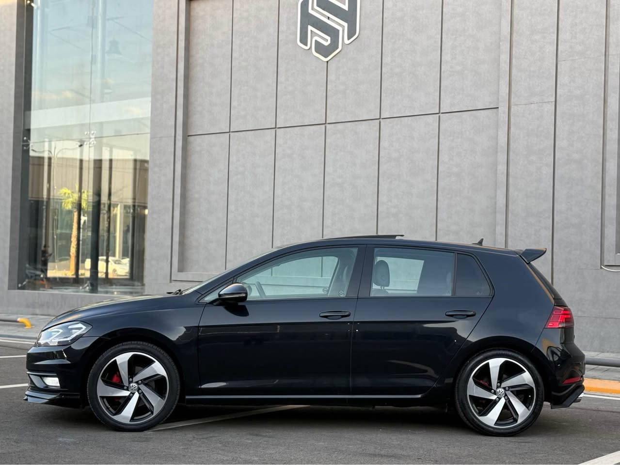 ﷽

سلام علیکم
فولکسواکن کولف volkswagen golf TSI 🇩🇪
وارد امریکی 
ماشیە ٧٧ میل 
مودیل ٢٠٢٠ 
حجم محرک 1.4 turbo 
فول مواصفات 
بانوراما - بصمە - لایتات لید - کشنات جلد و تدفئە - شاشە کبیر کاربلەی و اندروید -
محدث GTi 
بدون سبغ سیارە ٣ مکان pdr - ارباک ستیرن طاک رجع سستم بلادی شرکە بدون ای مسج 

سنویە و فحس و هززە جدید تحویل نفس یوم 

سعر ١٣٣ ورقە بی مجال 

اربیل مدینە معارض *********** أربيل, العراق
