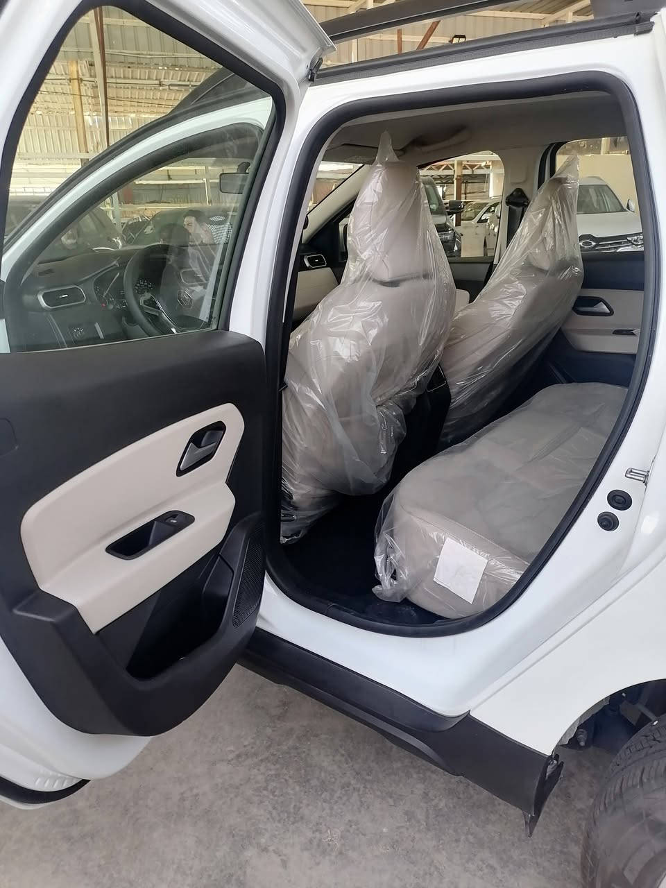 زيرو رينو داستر  موديل 2025
زيرووو ما ماشية 

ضمان لمدة 6 سنوات او 150 الف KM
من شركة رينو العراق 
ومكفولة السيارة كفالة عامة
 من الشخط وكلشي ملاحظة 
وحدة مابيها حرة السيارة

المواصفات السيارة 🟩
بصمة تشغيل و ابواب
محرك اقتصادي جداً
 وسريع ياباني من شركة نيسان 
كير اوتو + عادي 7 نمر ياباني من شركة نيسان
تحكمات استيرن جهتين 
وخاصية الرد على المكالمات
شاشة متعددة الاستخدام ابل كار بلاي واندرويد اوتو 
ومنفذ شحن سريع USP
حساسات خلفية وكاميرا خلفية
قطعتين تبريد والتبريد مالتها ثلج 
متعدده انظمة القيادة eco +normal 
داخل ابيض لونين ويدات نيكل
لايتات زينون + كشاف ضبابي + هالوجين
سيارة عالية عائلية وشبابية  وكلش مرتبة 

🛑 
عنوان السيارة الديوانيه 
رقم الهاتف
 ***********
