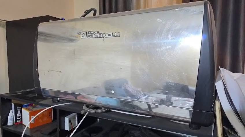 للبيع ماكينة إسبريسو تجارية احترافية 🇮🇹☕
ماكينة Nuova Simonelli Aurelia الإيطالية، مخصصة للمقاهي والمطاعم والفنادق.
✅ ثلاث رؤوس / 3 Group
✅ تصميم تجاري قوي ومناسب للعمل المستمر
✅ ستانلس ستيل مع هيكل متين
✅ ذراعان للبخار
✅ مخرج ماء ساخن
✅ عداد ضغط 
✅ مناسبة للمقاهي الكبيرة والمشاريع التجارية
✅ ماركة إيطالية معروفة وموثوقة في مجال معدات القهوة
السعر: 1400دولار قابل للتفاوض 
المعاينة متاحة، والتفاصيل والحالة موضحة بالصور.
للاستفسار والتواصل:
📞 ***********
واتساب — اتصال — رسائل
يرجى التواصل من الجادين فقط.

ملاحظة: يحق للمشتري أخذ الماكينة إلى فني الصيانة لفحصها، وفي حال وجود أي مشكلة فنية مثبتة لا سامح الله، أتحمل تكاليف تصليحها.
