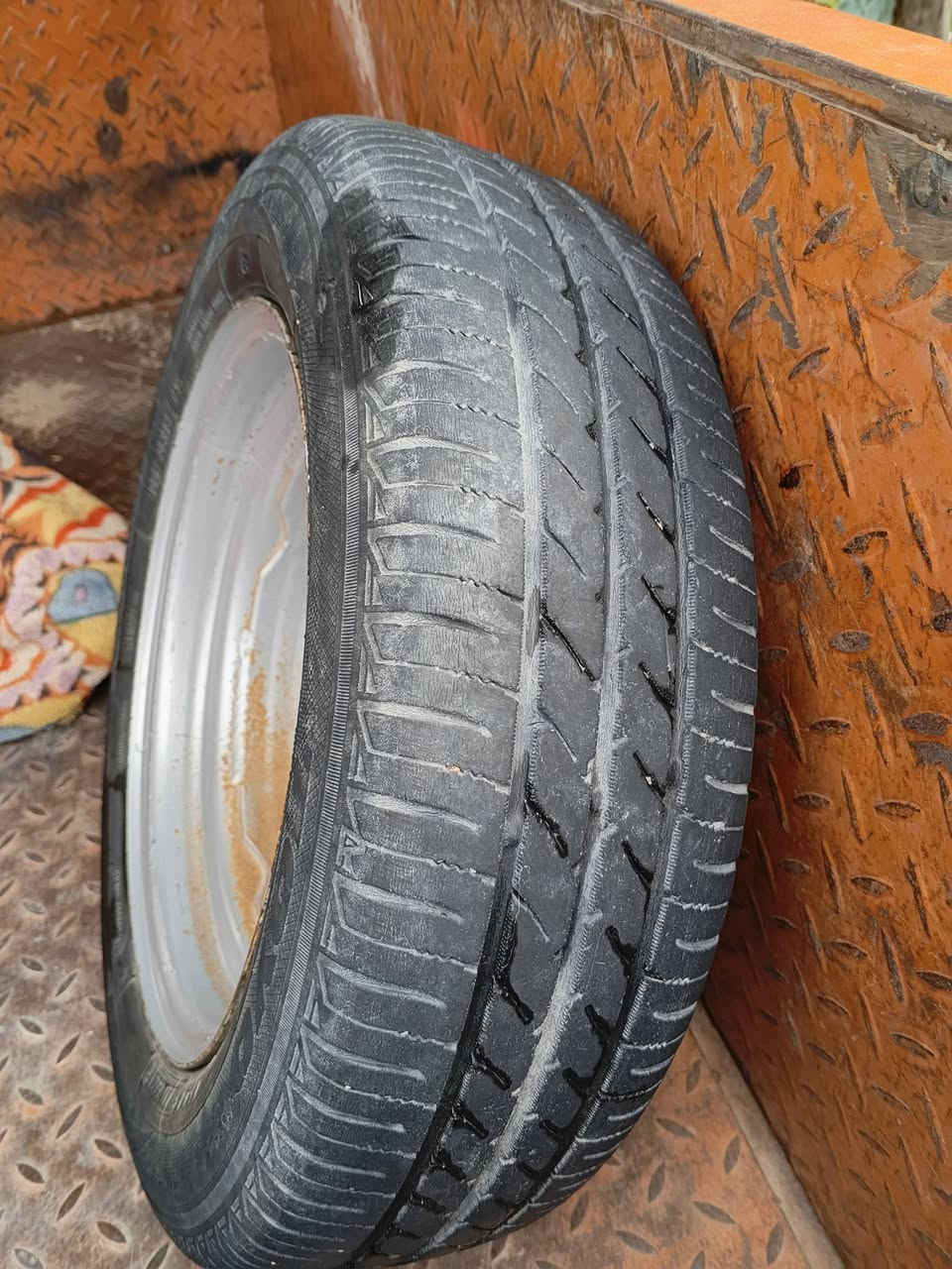 تايرات للبيع جمره بلاد حجم13***********
