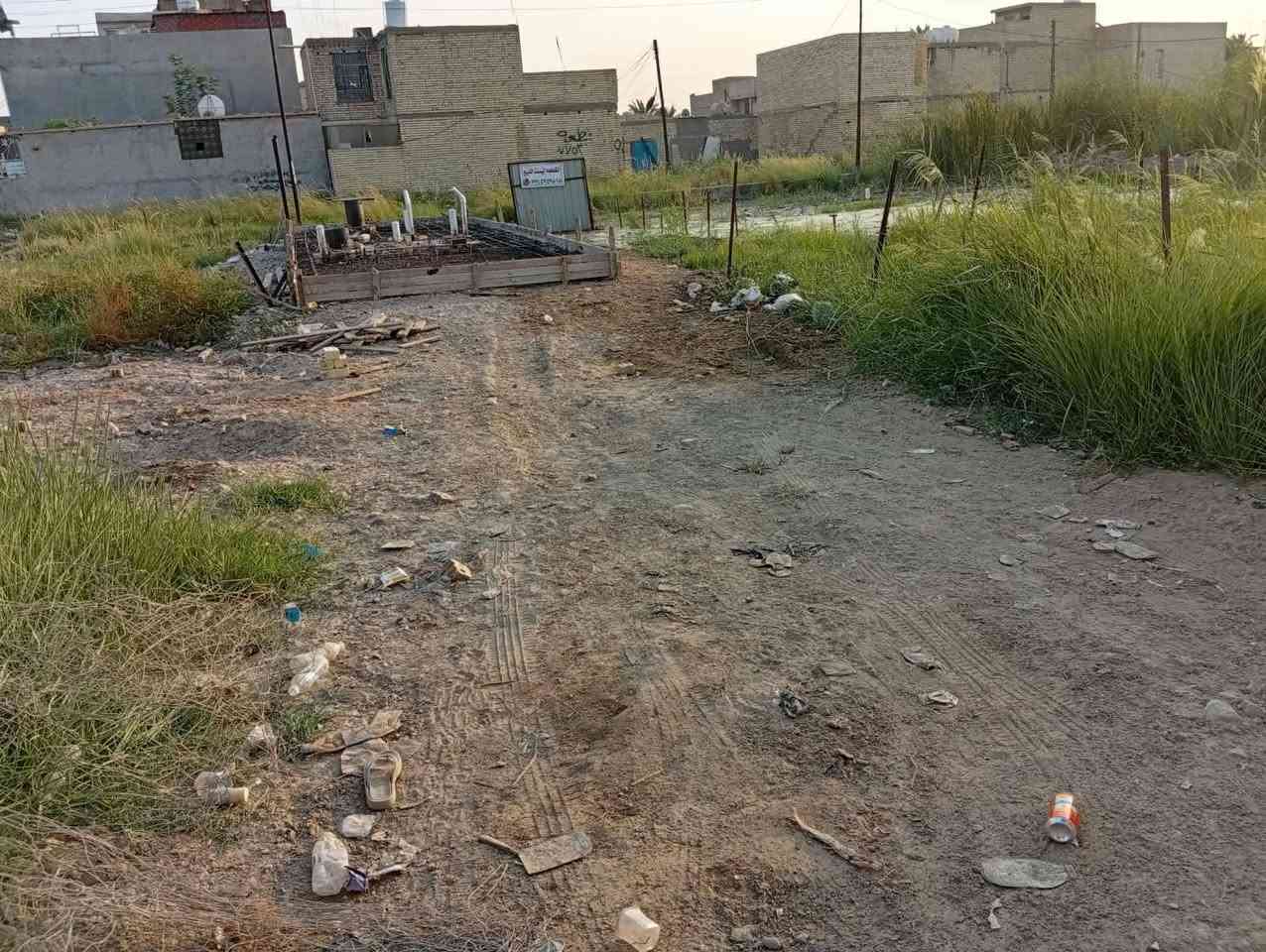سلام عليكم 
قطعه ارض للبيع في بغداد الشعب السريدات القديمه 
مساحه الارض 136 متر 
واجه 13.60متر
نزال 10متر
سند 25 مكاتبه وسند وتحويل من صاحب الارض الرسمي
كامله الخدمات مي وكهرباء ومجاري 
موقع الارض السريدات القديمه بالمربع الرابع قرب اسواق ابو محمد 
سعر الارض جدا مناسب 35مليون وبيه مجال 
للاستفسار 
***********
