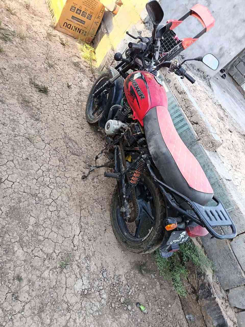 رقم تلفوني بي واتساب ***********
سلام عليكم دراجه بوكسر للبيع موديل 23
دراجه نقصه ظفيره وتاركه صار شهرين 
مابيه وراق مكفوله من سرقه دراجه صوت ناعم 
محرك خير من الله ولي مايشتري لايتعبني وتعبه رجان 
سعر دراجه 450 وبيه مجال قليل مكاني ابو غريب الحمدانيه
