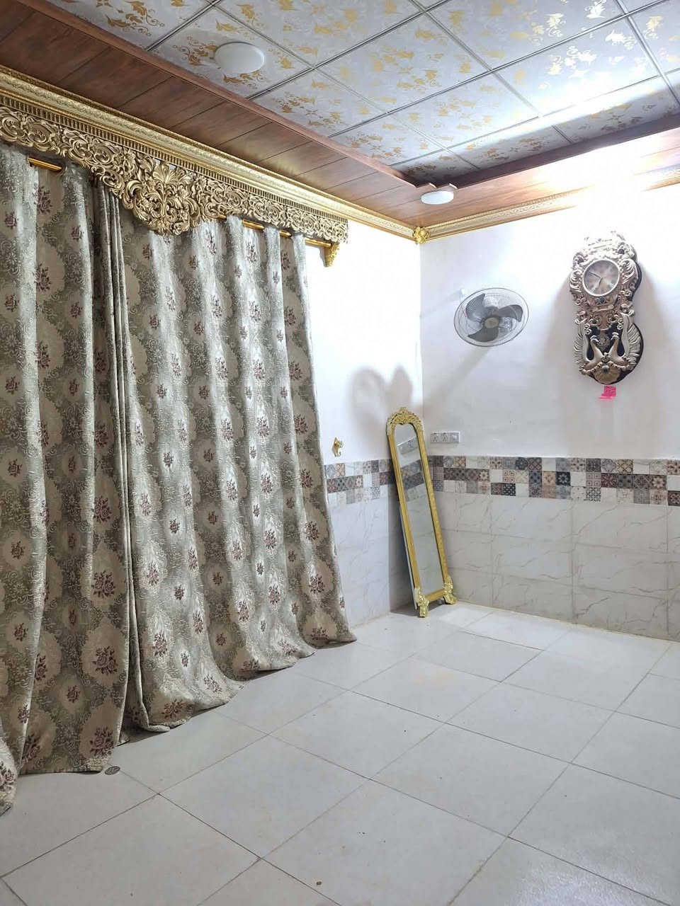 للبيع دار مساحته 100 متر
النجف - حي ميسان ـ شارع الزوار 
البناء عكاده
طابقين  
طابق الارضي يحتوي على
غرفه ومطبخ وصاله واستقبال 
وحمام داخلي وحمام خارجي 
الطابق ثاني يحتوي على
صاله ٥*٥ 
وغرفه ٤*٣.٥
السعر ٤٢ مليون وبي مجال 
للاستفسار اتصال على رقم 
‏‪***********‬
