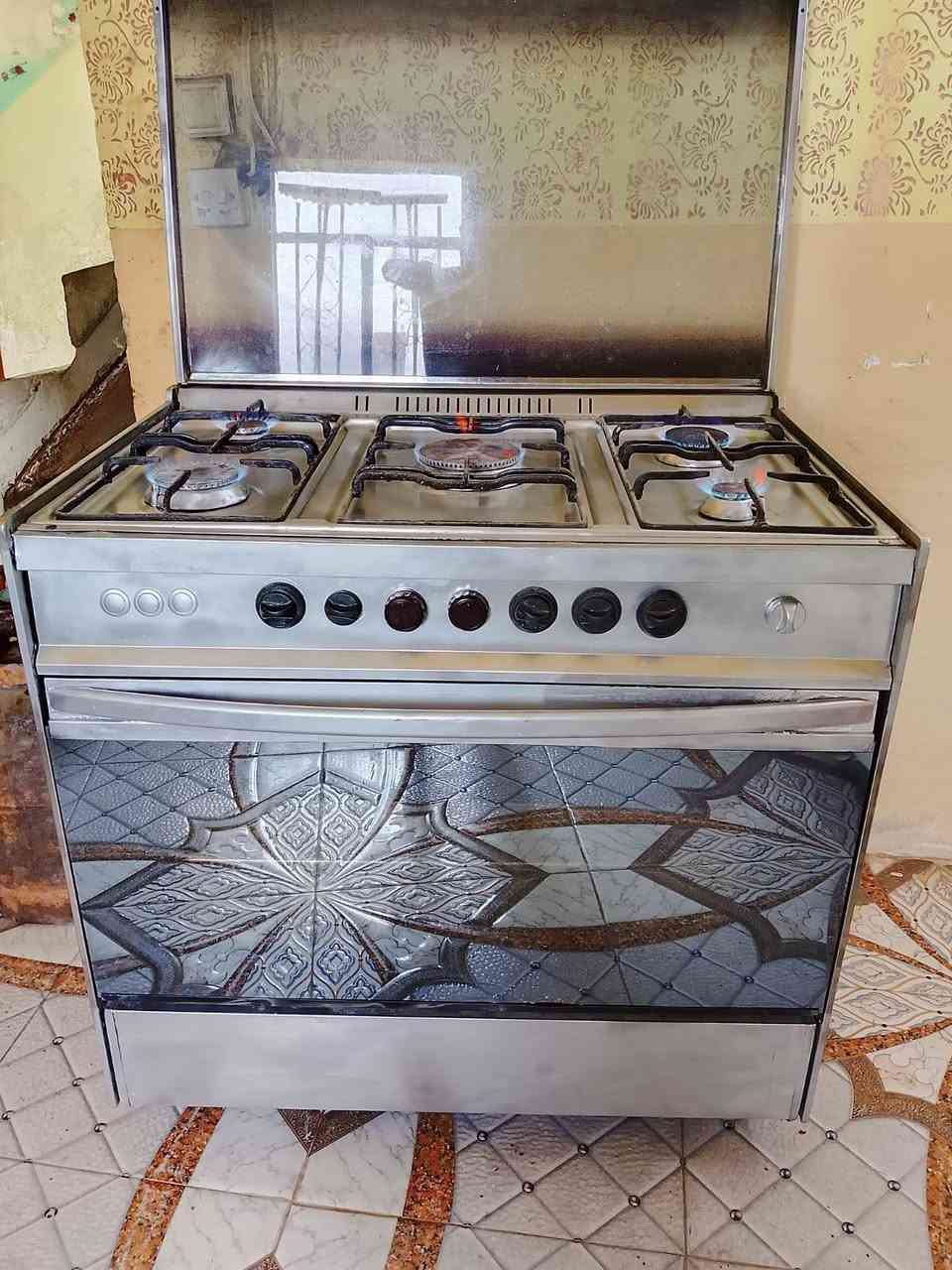 طباخ للبيع شغال الفرن شغال الطباخ نضيف بشكل ابيع شرط السعر 150قفل
‏‪***********‬‏

