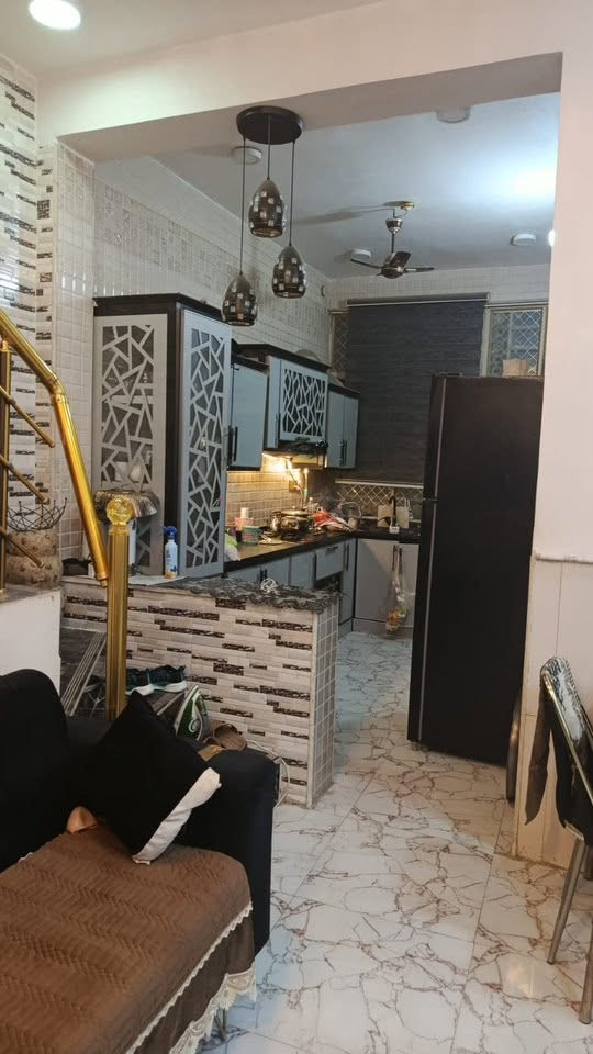 بيت ١٠٠ متر طابو زراعي
سند ٢٥ 

واجهه ٧ ونص نزال ١٣ ونص ( طابقين)

يحتوي الدار على غرفتين وصاله وكليدور ومطبخ 

و٢ صحيات داخليه وخارجيه 

الموقع/ نادر قراغول شارع الكبان فرع الصيدليه ***********

السعر 95 وقابل للتفاوض
