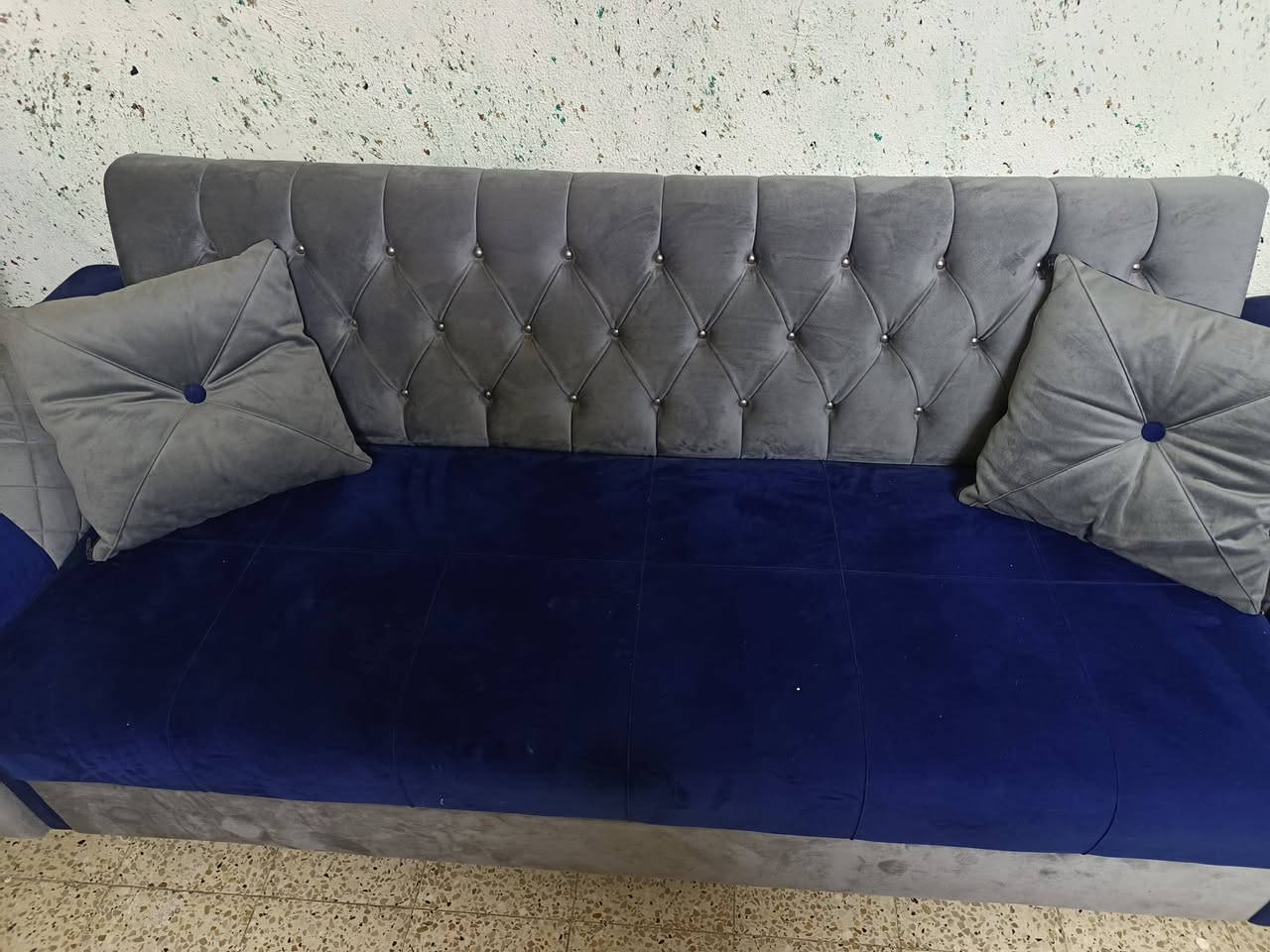 تخم للبيع كامل مقاعد بلوك صار سنه مدوشم جديد وكامل مع الاسفنج ١٠ كوشات رجل وزن ثقيل صار عليه فوك المليون رايدة ٥٥٠ مكاني بغداد المحمودية *********** بي واتساب
