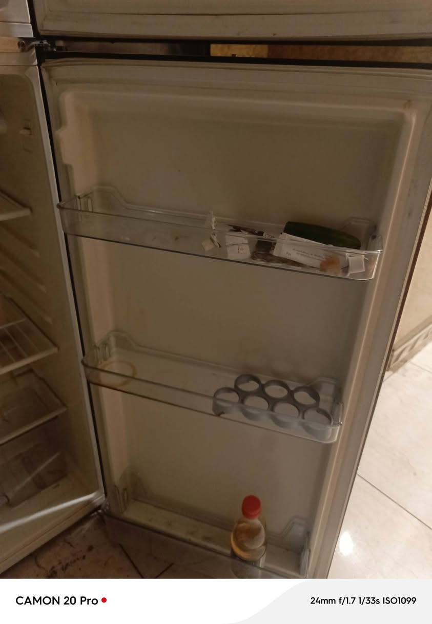 سلام عليكم للبيع غراض نضيفه  معه غرفت نوم 6 قطع نضيفه جدن معه دوشك 3 نفرات  معه ثلاجه نضيفه بس مطور عطلان مالته بدون خياسات ولا شي  الغرفه ريده 650 بيه مجال الثلاجه ريده 100 بيه مجال وعندي سخان مال مي حجم جبير ريده 200 جديد بل جيس  مكاني بغداد رقم تلفون ***********
