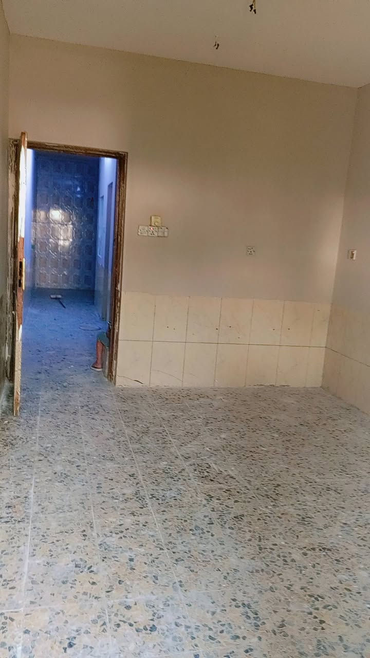 السلام عليكم  مكلفه بلنشر بيت طابقين 75 متر  الشعب شارع عدن محله 337  شارع اسواق فدك بنص الخدمات البيت على ظهر مدرسه حماة  نظيف بي طرمه واستقبال وحمام غربي ومطبخ ومنور والطابق الثاني غرفتين  ايجارة 500 البيت بدون دلاليه
