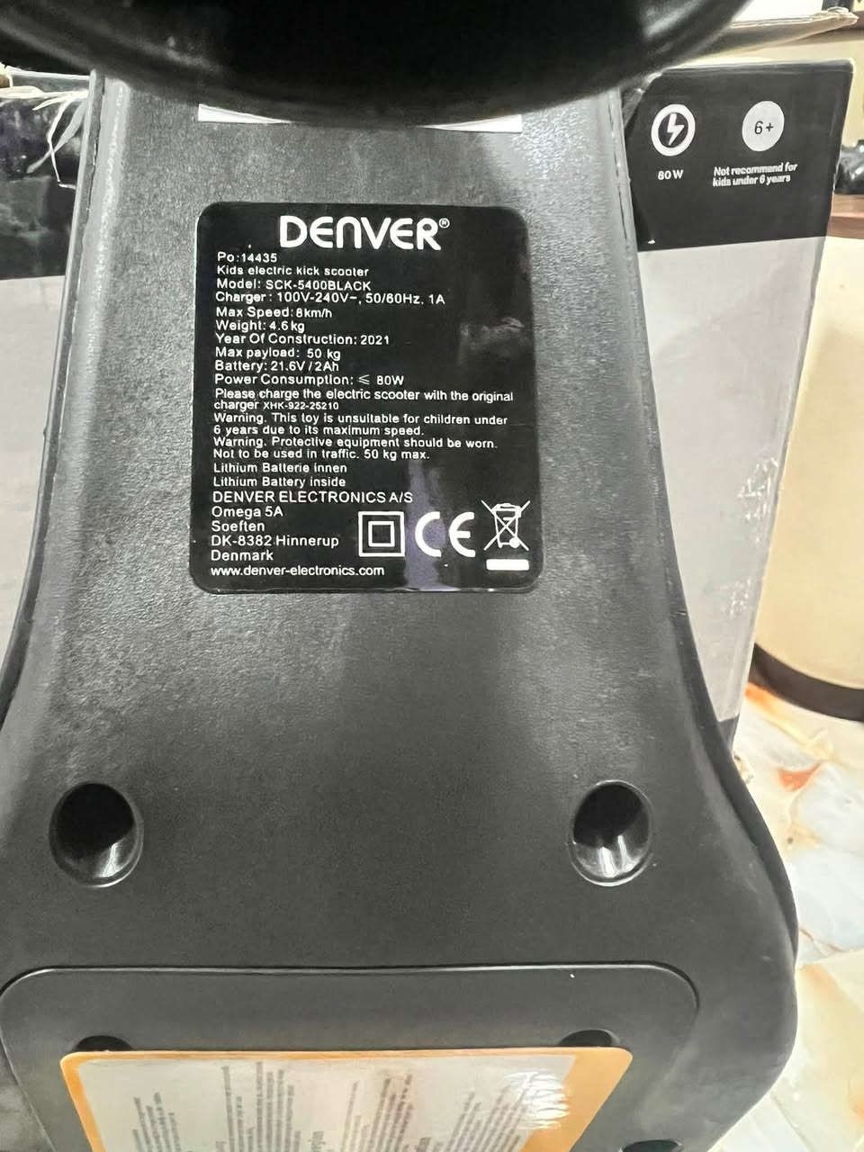 للبيع سكوتر كهربائي للأطفال  Denver SCK-5400 الأسود الأصلي بكرتونته بالة امزون  ومناسب حتى وزن 50 كجم، يتميز بمحرك مساعد قوة 80 واط وسرعة آمنة جداً 6 كم/ساعة ومزود بإضاءة LED ملونة في العجلات والجوانب مع فرامل قدم خلفية لضمان الأمان. بسعر مناسب تواصل عالخاص او واتساب ***********
