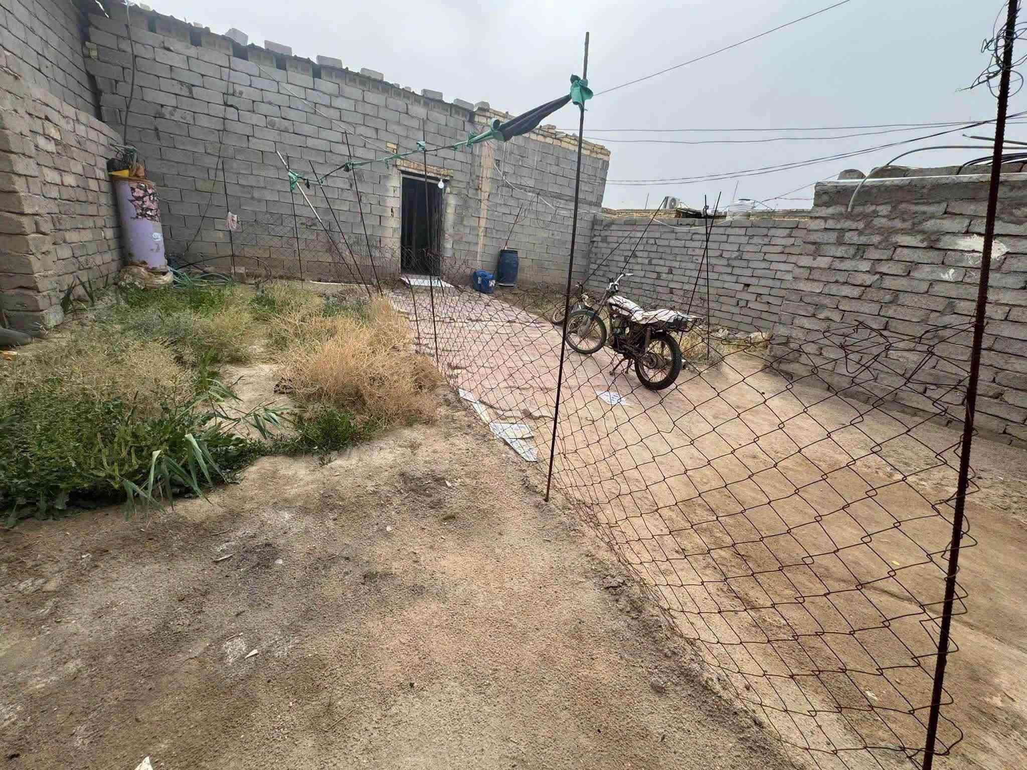 بيت زراعي بي وصل تطويب مساحه 200م
السعر 26 

الدجين الثانيه نهاية شارع حجي كشكول قرب ام البالات شارع الصدرين مجاور المدرسه الجديده 

بناء بلوك عكاده 

يحتوي على 

غرفتين 

وصالتين

 ومطبخ

ومجمع صحيات 

وساحه كبيره 

واتساب *********** علاء بدر

نص مكتوب في الصور:
- المدرسه
