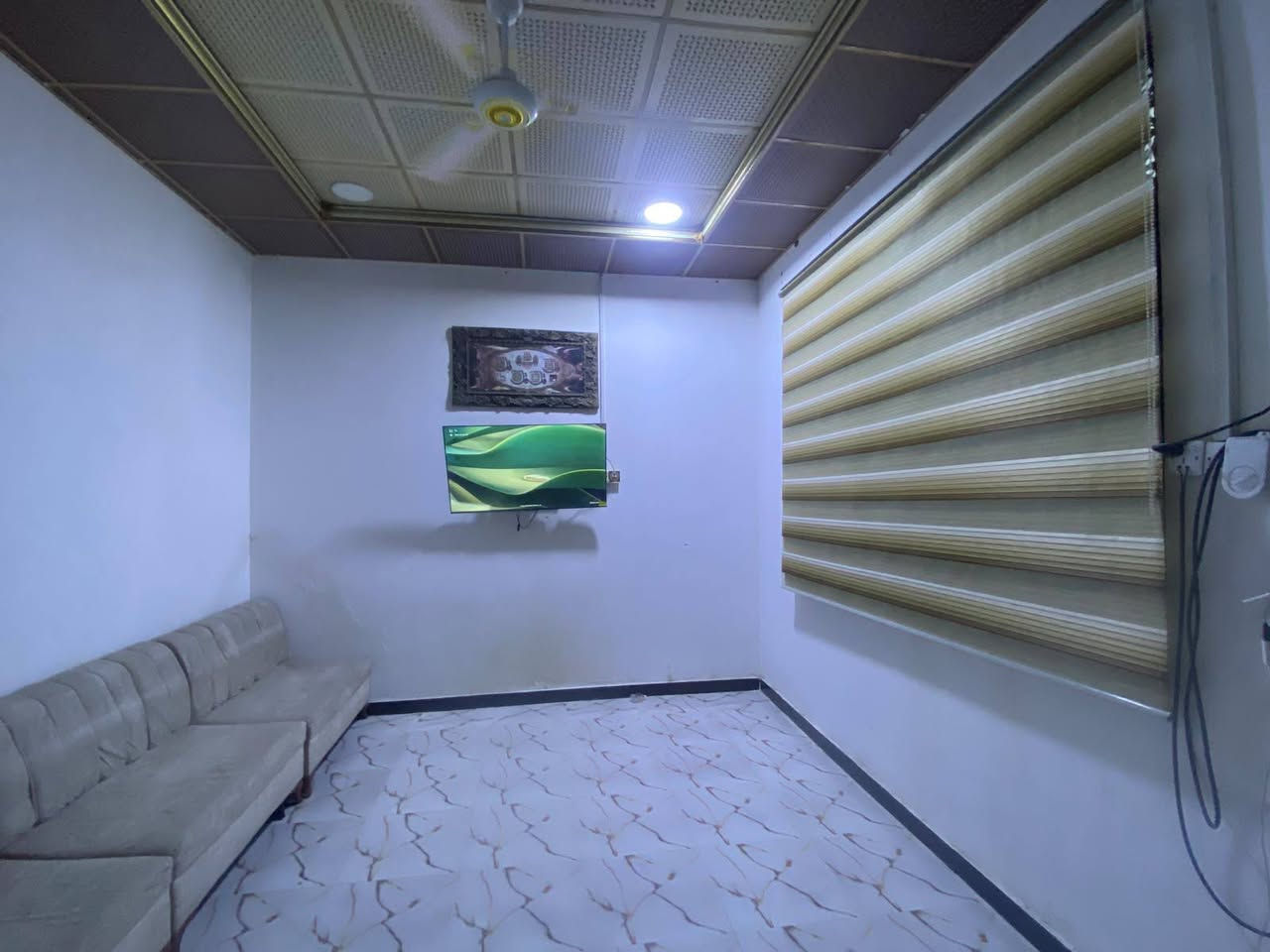 من رخصة الادمن 
مستعجل 
دار للبيع ١٠٠ متر الجزيرة زين العابدين قرب اسواق ابو حيدر شارع العقيد توفيق يتكون 
من ديوانيه 5+5
غرفة نوم 5+5
كراج 4+5
صحيات 
مطبخ داخلي 
حمام داخلي 
سقف ثانوي 
كونكريت
الطابق الثاني  حد الستارة هم غرف 2 وغرفة اطفال وحمام حسب التصميم 
منطقة محترمة مجاري ماء كهرباء تجي وتشوف بعينك 
للاستفسار ***********

