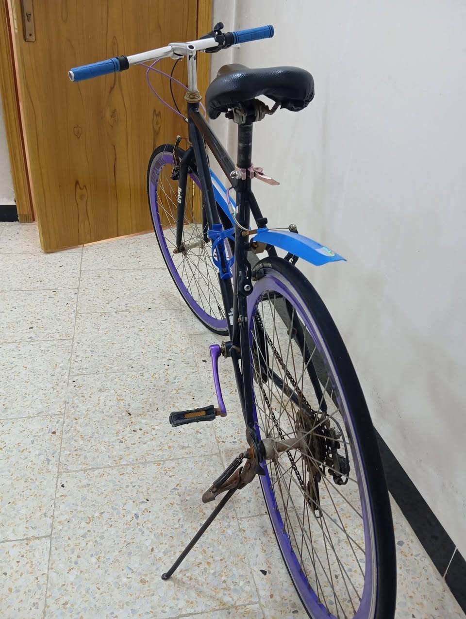 السلام عليكم 
بايسكل للبيع c700 نضيف كامل ما بي نقص 
بريكات وكير كامل 
سعره 110 وبي مجال لشراي 
مكاني بغداد جسر ديالى الجديد السايد الواحد مقابل البانزين خانه  ***********
