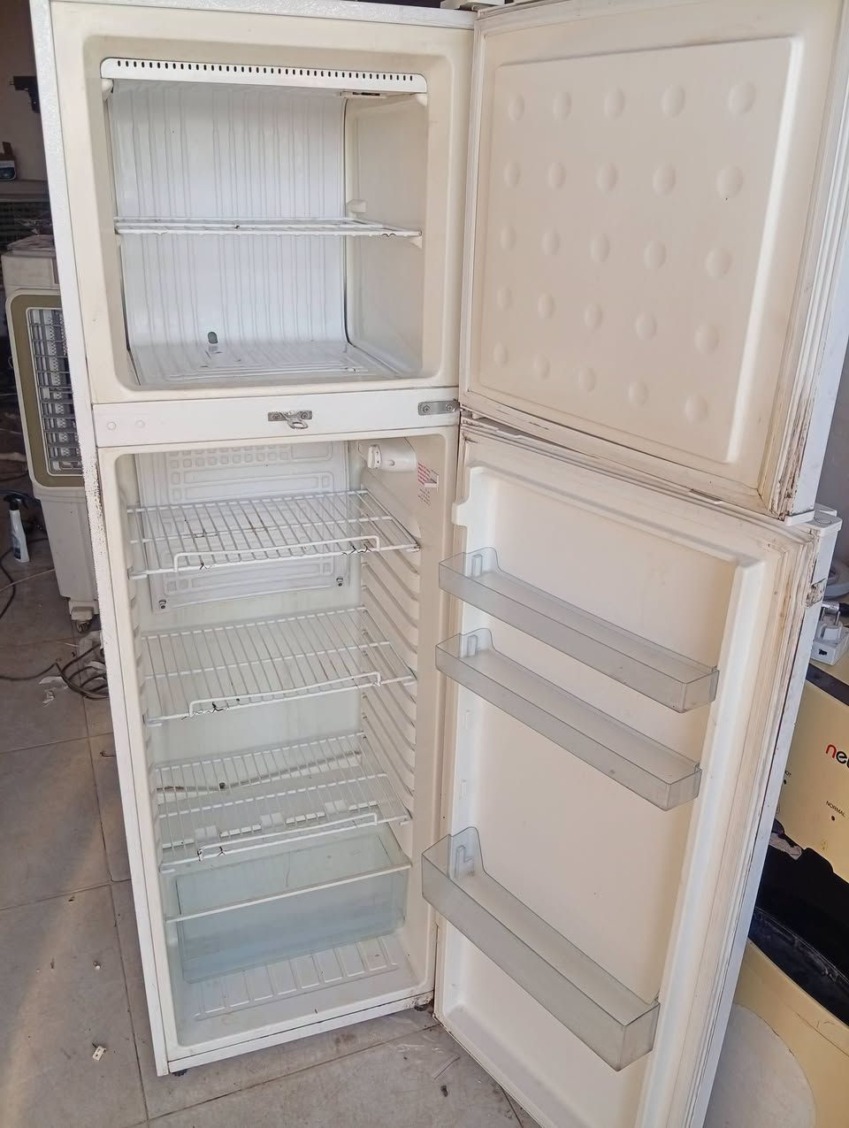 سبلت 3طن شرط شغل سعر 550الف 
ثلاجة حجم 12شرط شغل بدون عيب 
فقط 130الف للتواصل خاص او عبر الرقم ***********
ولتصليح كافة ثلاجات والمجمدات والسبالت
