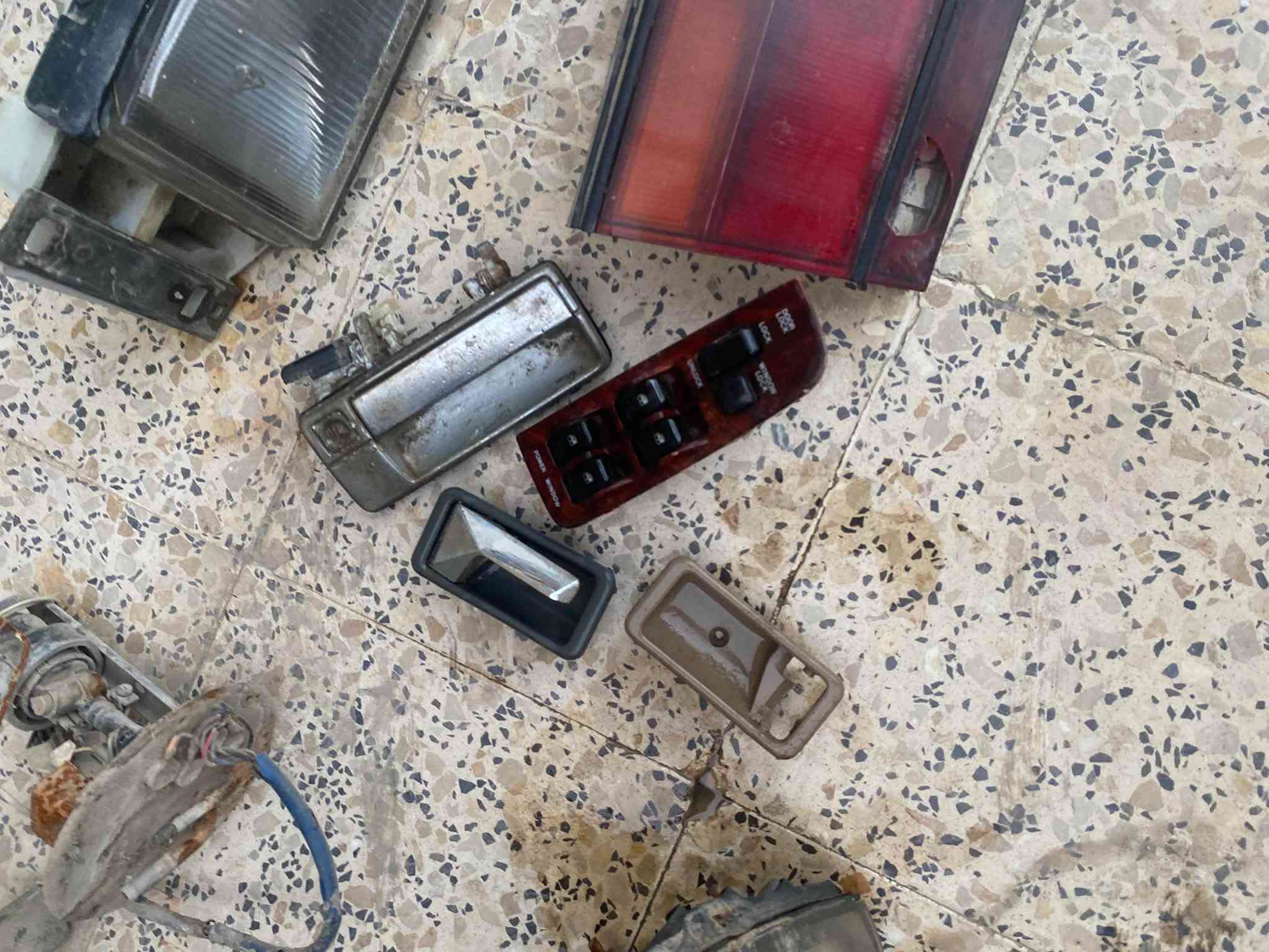 عراض مازدا 929 للبيع 
موصل حي العربي 
+ زوج لايت أمامي وعطر النترا 2004
***********
