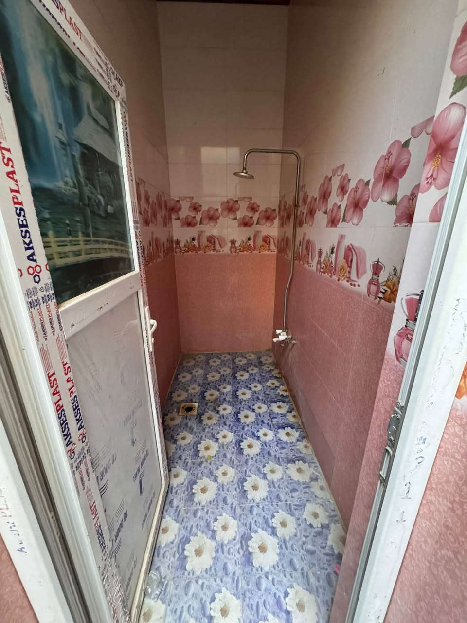 🏠 للإيجار – 100 متر
📍 الموقع: نادر الثانية – شارع سكلة صدام

محتويات العقار:
🛏️ غرفة نوم
🛋️ استقبال
🍳 مطبخ
🚪 كليدور
🚿 مجمع صحي داخلي
🚿 مجمع صحي خارجي
🌿 طارمة صغيرة

💧 الماء متوفر
⚡ الكهرباء متوفرة
🚰 المجاري متوفرة

💰 مبلغ الإيجار: 275 ألف

📞 للمعلومات والاستفسار:
علي عذاب
***********

📱 واتساب فقط:
***********
