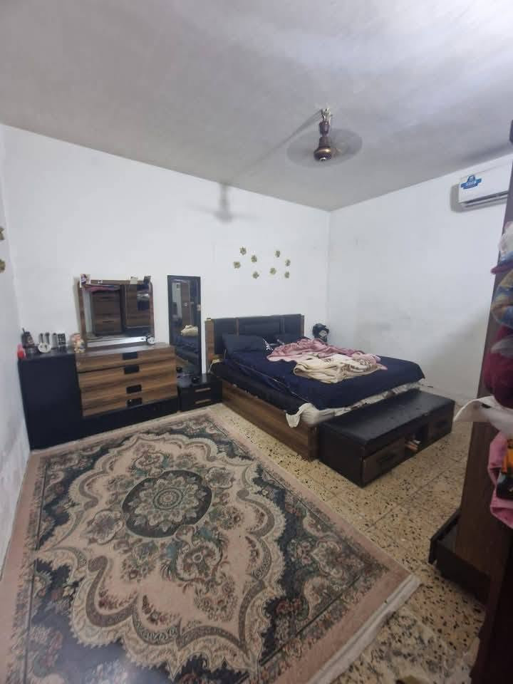 عندي بيت طابك ونص يوجد فيه  غرف 
عدد 2 الحسينيه الجريخي السعر 
57
قرب شارع المحله***********
المساحه . 100 متر
