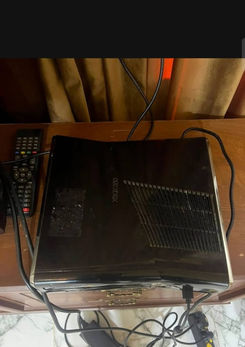 Xbox 360 نظيف بنظام ارورا السعر 100 وبي مجال قليل واتساب فقط***********
