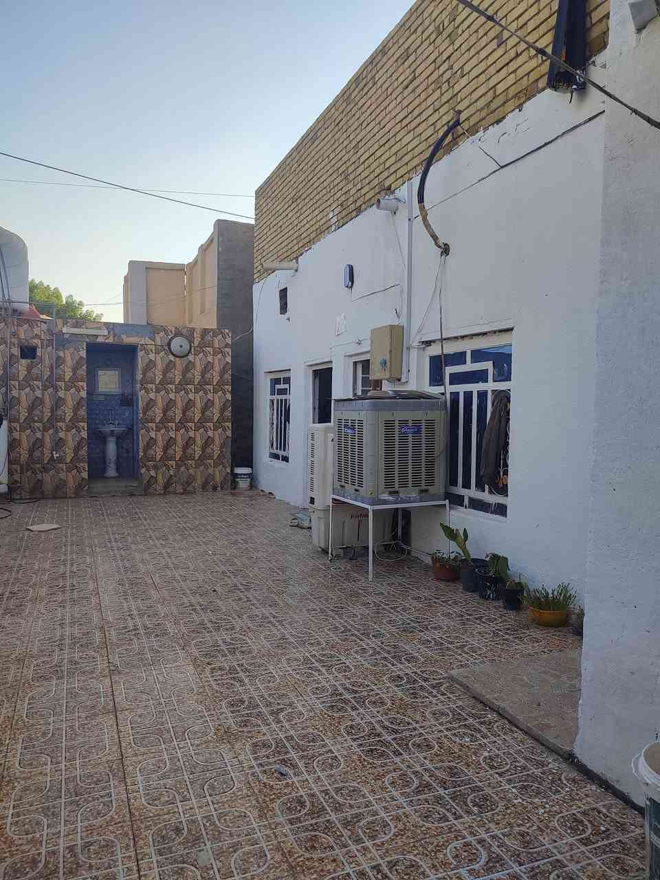 الدار للبيع اوقاف المساحه الكليه 215 متر 📍 متكون من غرفتين واستقبال وصاله ومطبخ ومجمع صحيات داخليه وخارجية 📍يبعد عن شارع التبليط 50 متر 📍بناء بلوك وعكاده بسعر مناسب جداً {ب 32 وبيه مجال بعد} الموقع الحمزه الغربي  قرب مدرسة الوقف الشيعي اوقاف// الاستفسار أكثر مراجعه مكتب المصداقية او الاتصال ***********
