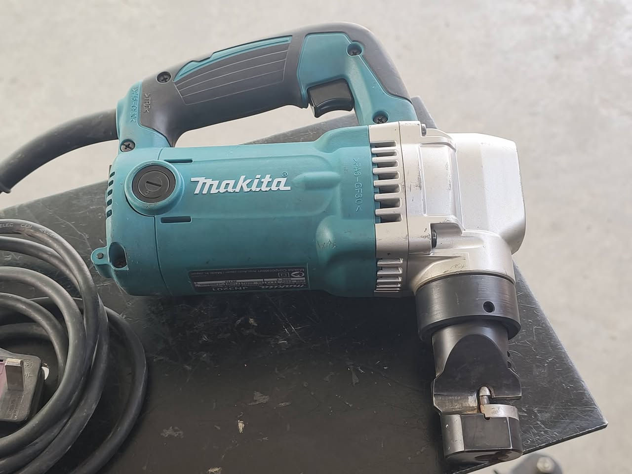 🔥 للبيع: مقص حديد كهربائي ماكيتا (Makita JN3201) أصلي بحالة ممتازة
إذا كنت تبحث عن القوة والدقة في قص الحديد والصاج والمعادن، فهذا المقص الاحترافي هو الخيار المثالي للورش والأعمال الثقيلة!
✨ المواصفات:
الماركة: ماكيتا (Makita) – ياباني أصلي.  
الموديل: JN3201.  
الاستخدام: قص الحديد والصاج والستانلس ستيل بكل سهولة ودقة.  
الحالة: نظيف جداً بحالة ممتازة وجاهز للعمل مباشرة (كما موضح بالصور).  
💰 السعر: 225 ألف دينار (قابل للتفاوض)
📍 الموقع: بغداد – حي العدل
🚚 التوصيل: متوفر توصيل لكل المناطق
📞 للتواصل والاستفسار: *********** (أو مراسلة على الخاص)

نص مكتوب في الصور:
- للبيع: مقص حديد كهربائي ماكيتا (Makita JN3201) أصلي بحالة ممتازة! صناعة يابانية أصلية 🇯🇵 حالة ممتازة وجاهز للعمل 🛠️ قص دقيق ونظيف للحديد والصاج السعر: 225 ألف دينار قابلة للتفاوض الموقع: بغداد - حي العدل متوفر توصيل لكل المناطق للاستفسار وتفاصيل الشراء: ***********