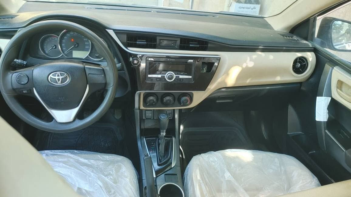تیۆتا کرۆلا          toyata corolla        مۆدیل 2017   ..    دەرگای لی سەکن و پشتی سەکن  گۆراوە بە بیلادی   بە کوردی دوو پارچە و نیوی هەیە  بی مەحجون بی لیدران       پیشی یەک قنجی بچووکی هەیە    بی ئەوەی گیشت بیتە  بەدەنەی   مەستەرەی پشتەوەی لیدراوە ناو حەوزی نەگرتووە   سەیارە هی مەعرەز نیە  وا دوو ساڵە لەی خۆمانە     بی مەسرەفە   و توندو تۆڵە    گیرو مەکینە بەشەرت   تەبریت سارد و گەرم بەشەرت  سەنەوی نویە هەزە نویە   هەموو زانیاریەکانم نوسیوە  گەر موشتەری تەلەفۆن بکە لە خزمەتام   شوین هەولیر     ***********        ***********                 سعر   ،   118و کەمیک مەجال أربيل, العراق
