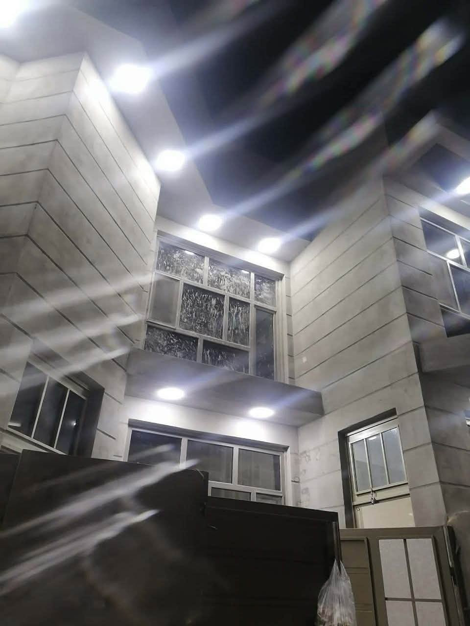 🏡 للبيع – بيت قرب كورنيش الحلة / حي الصحة
📍 الموقع:  – حي الصحة
قريب على الكورنيش، قرب حسينية حيدر جليل الربيعي – جهة باب الحسين

يبعد عن الشارع الرئيسي حوالي 100 متر
📐 المساحة: 200 متر
📄 السند: طابو زراعي 

🏗️ البناء: جديد 2024
🚰 مشمول بالمجاري
📏 الواجهة: 15.5 متر
🔹 تفاصيل البيت:
▫️ الطابق الأرضي:
غرفتان
صالة
هول
مطبخ
مجمع صحيات
صحيات خارجية
▫️ الطابق الثاني:
4 غرف نوم
هول
مجمع صحيات
✨ مميزات إضافية:
أبواب خشب درجة أولى
شبابيك ألمنيوم
تشطيب مرتب وحديث
يرهم مراوس  بالجزائر. البكرلي 
📞 للاستفسار:

*********** 

#الحلة #عقارات_الحلة #بيت_للبيع #كورنيش_الحلة #حي_الصحة #عقار #بيوت_العراق #عقارات_بابل #طابو_زراعي #بيت_حديث #استثمار
