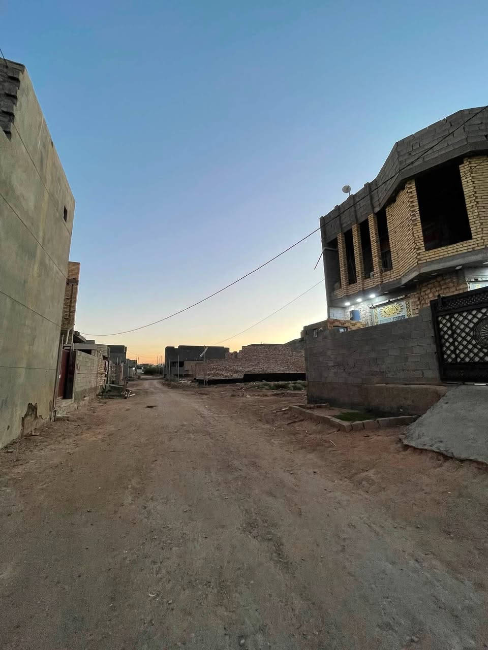 🏡 بيت  طابقين ركن  للبيع – 🏡
للبيــ،ع نقدا فقط

🔹 الموقع: الرمادي 6كيلو قرب على مجمع الهندسي 

🔹 المساحة: 200 متر /سعر105وبي مجال قليل

🔹 طابو صرف تحويل مباشر 

✅ بناء حجر سنه 2023 

✅قريب على شارع15 

✅ جميع الخدمات متوفرة 

يتكون البيت من:

🔸 5 غرف نوم

للاستفسار ***********
