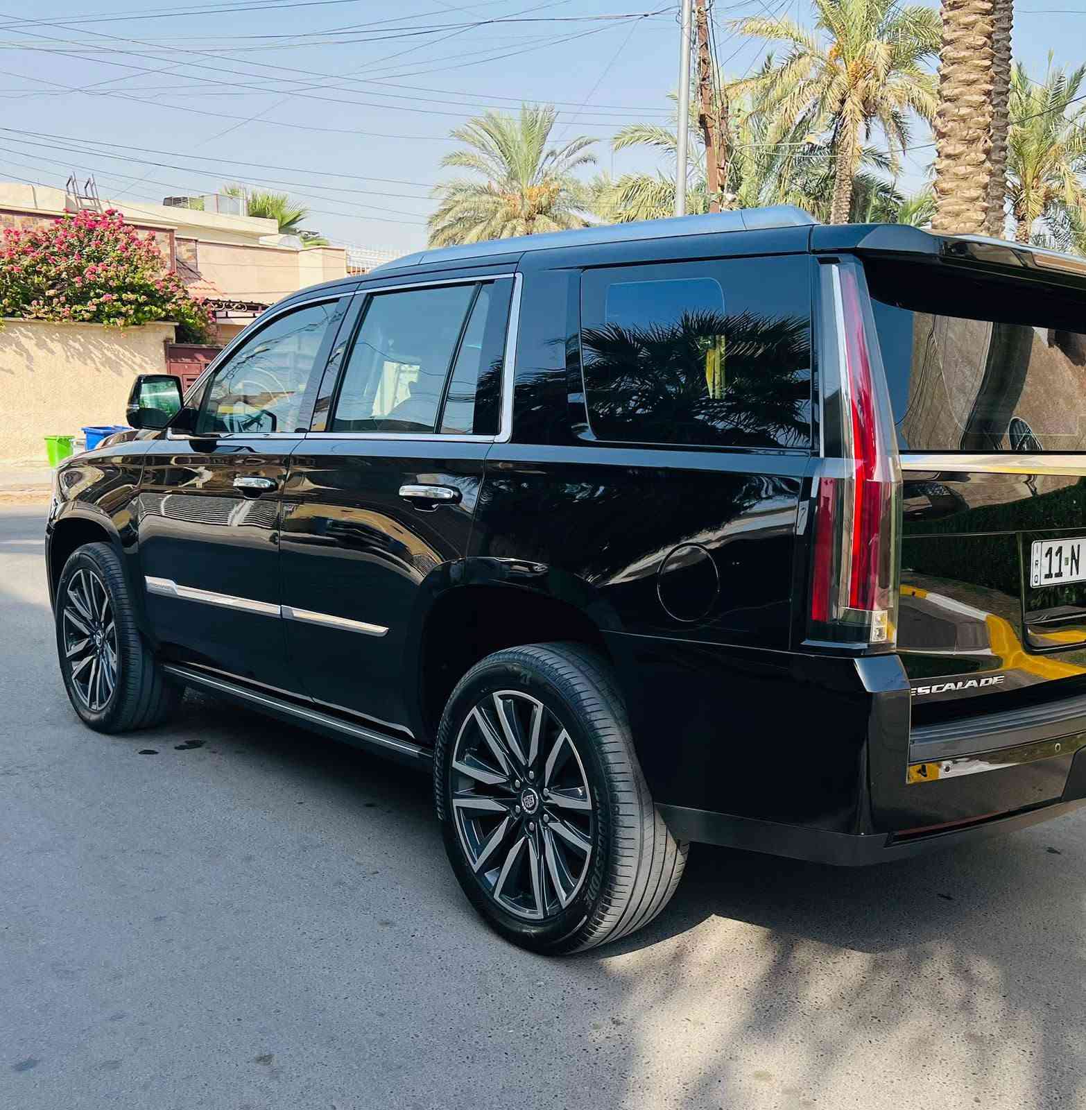 كاديلاك اسكاليد خليجي 
محرك 6200 V8 تنفس طبيعي 420 حصان - 8 نمر اوتوماتيك - دفع رباعي AWD 
المواصفات الخليجية 
موديل 2015 مغلفه
فتحة سقف 
شاش عدد 2 
تبريد كراسي امامي و خلفي + تدفئة 
داتا شو 
كراسي جلد + خشب طبيعي
حساسات و كاميرات 360
رادار + تحديد مسار + اوتو بريك
بروجكتر بالجامة الامامية HUD 
بيه صبغ باب صدر وباب وره سايق بيه اصبع بارد  
ماشي 170 الف 
محرك مفتوح بلشركه 
رقم بغداد بسمي 
مكان سياره حي جامعه 
تلفون ***********
