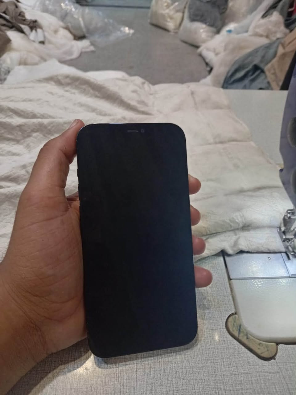 آيفون ١٢ برو ماكس
بطاريه ٧٨ بلاديه 
ذاكره ٢٥٦ 
فيس إيدي شغال كلشي شغال بي 
فقط شاشه. مستبدله 
مراوس ب ١٣ عادي بدون فرق 
أو بيع ب ٤٥٠ بي مجال 
مكاني بصرة
