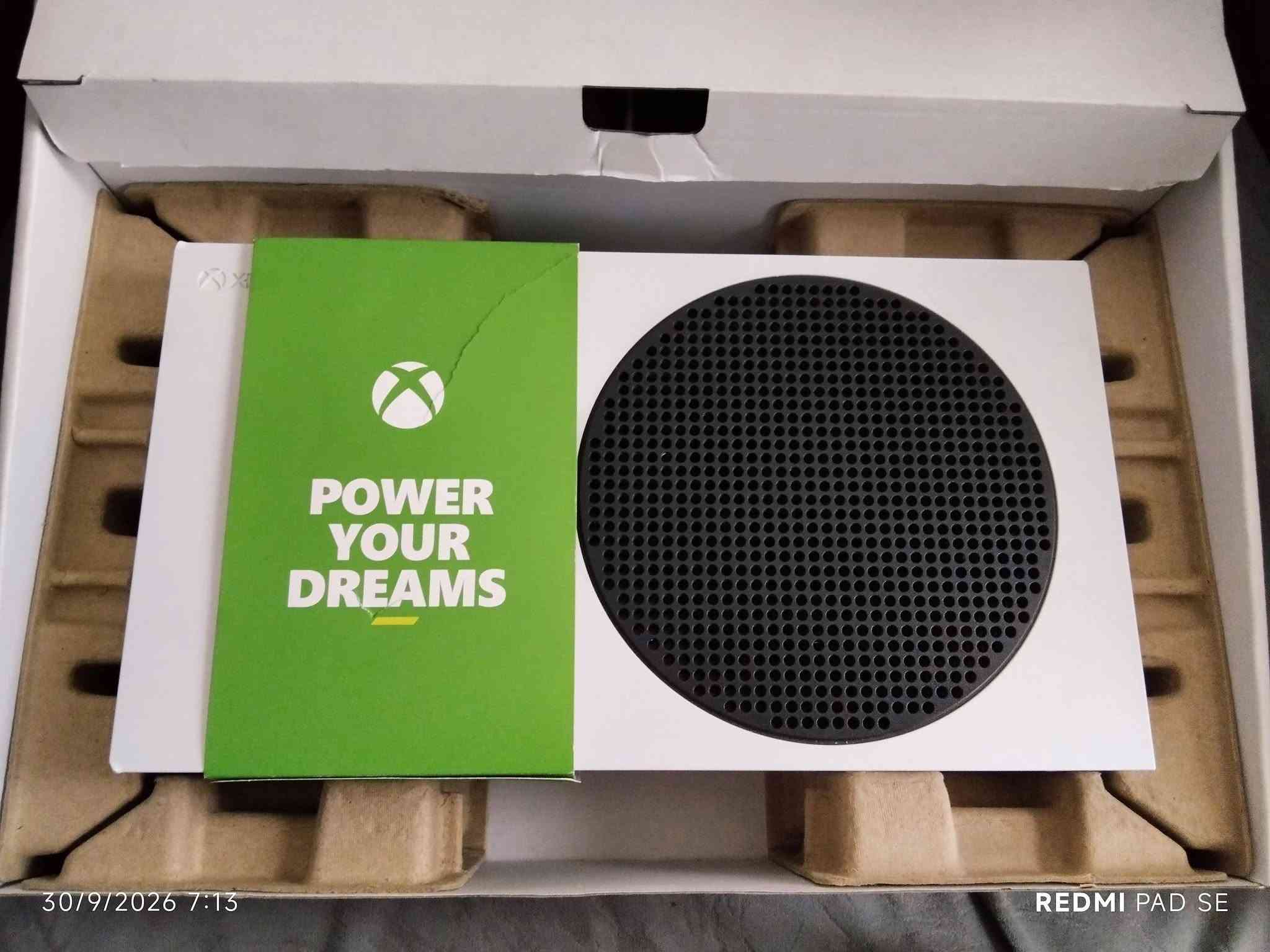 السلام عليكم أكس بوكس سريس اس  Xbox series s 512  الجهاز نضيف حيل مستخدم أقل من شهرين يجي ويا جوستكة الأصلي و جوستك كيم سير و حسابين و احد بي اشتراك كيم بأس التمت يعني اقوى اشتراك مدت اربعين يوم الجهاز  ويا مطارية شحن يعني تخلص من سالفت الباتريات سعر الجهاز ٤٠٠ الف رقمي *********** المكان العلام السيدية

نص مكتوب في الصور:
- 30/9/2026 7:11
- REDMI PAD SE
- 30/9/2026 7:10
- 30/9/2026 7:09
- 30/9/2026 7:12 REDMI PAD SE
- 30/9/2026 7:13 REDMI PAD SE
