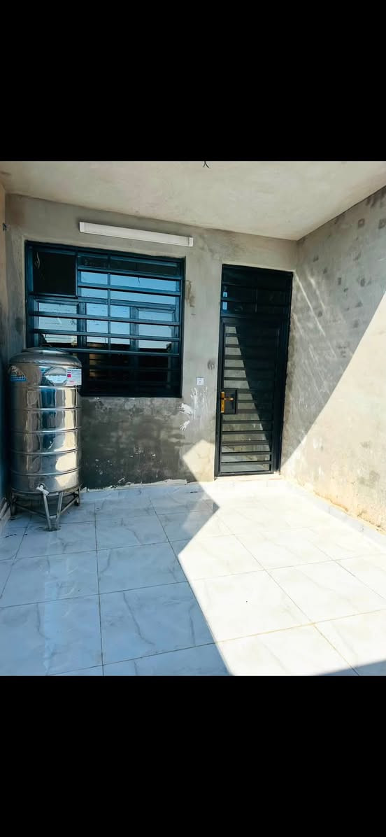 سلام عليكم بيت لبيع200 متر زراعي بشارع جملون مال واثق الغروي مقابيل سوق بي غرفتين كاع بورسلين اسباني حمامات ثنين وصاله كبيره حوليه بيت كامل مانقصه شي بس واجهي سطح شتاكير بناء حديث قبل شهرين بنيته بناء طابوك درجه اولى ***********
