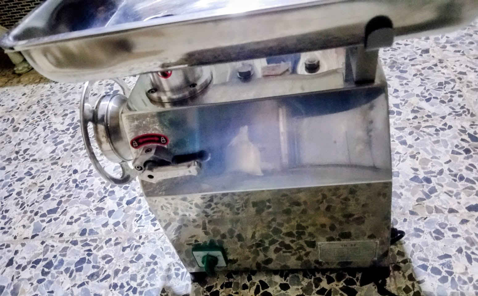 سلام عليكم مثرامه لحم تركيه اصليه 32
جديد بالكارتون استخدام بس فحص مره وحده فقط 
كل اعراضها بالكارتون 
مكاني بغداد حي اور 
***********
