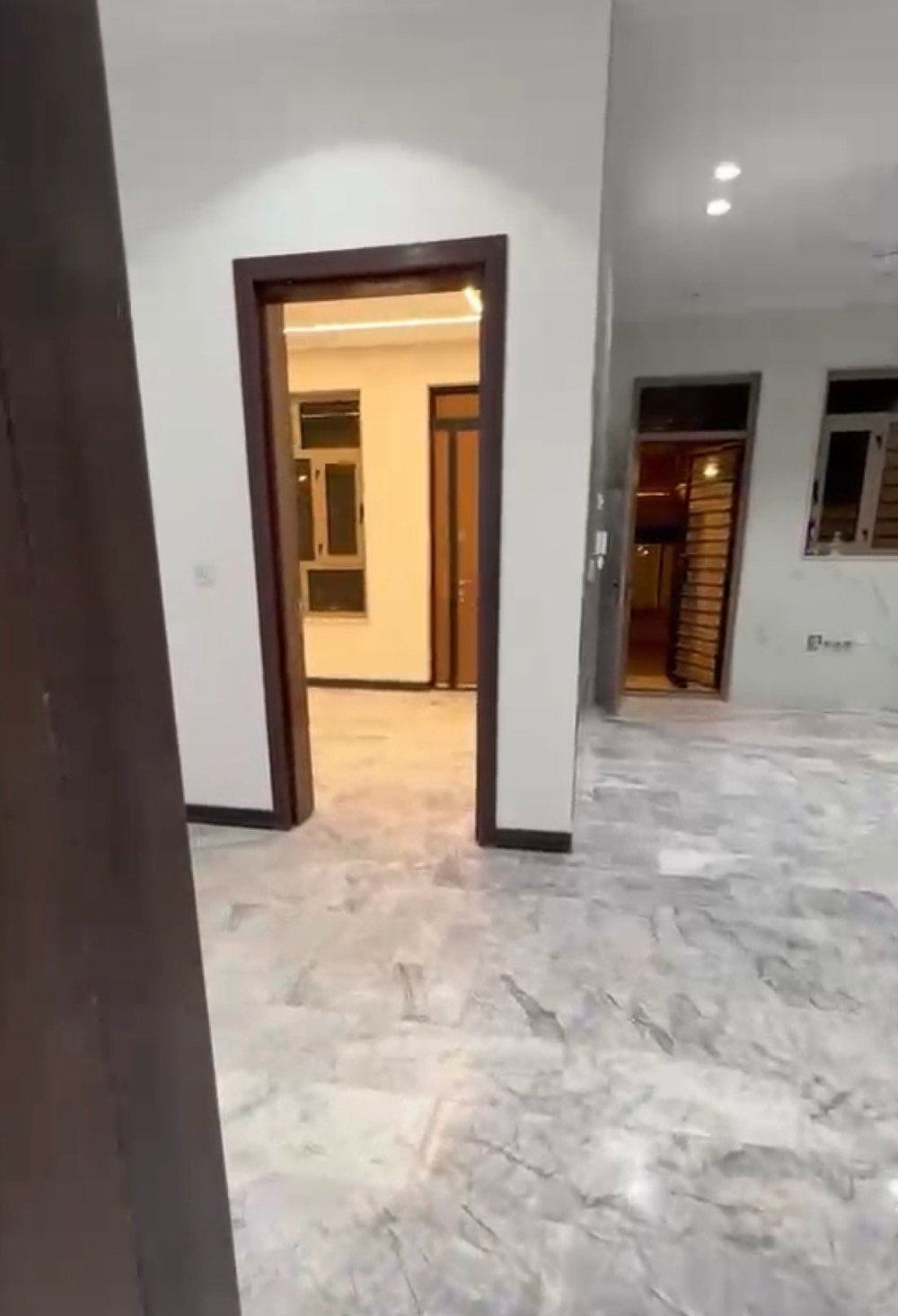 وحده سكنيه حي الاندلس المنصور 
غرفتين وصاله ومطبخ وخدمات مناور ثنين وبالكونه وخط مولد وخط نت وسخان وتانكي وبوستر ماء
السعر مليون طابق اول بناء حديث غير مسكون