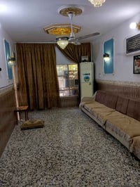 بيت 200 متر طابو صرف موقعه يعتبر تجاري يحتوي علا غرفتين نوم وبيتونه هم...