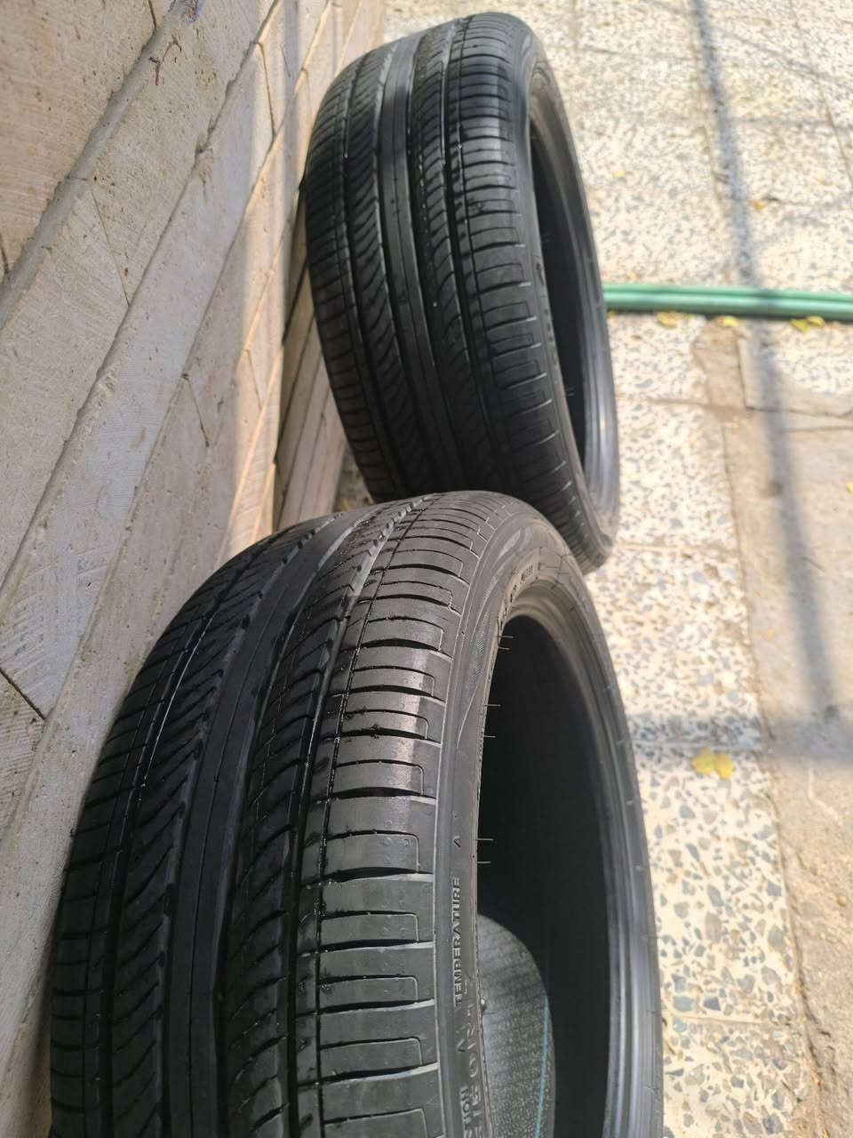 زوج تايرات، اجن ويا سيارة أريزو من الشركة، وحالتهم نضيفات جداً.
📌 المقاس: 205/50 R17
📌 العدد: زوج (تايرين)
📌 الحالة: نضيفات جداً
مكاني نجف حي مهندسين قرب مطعم خيمه 
رايدهن ب55 وبيهن مجال بسيط 
 ***********
